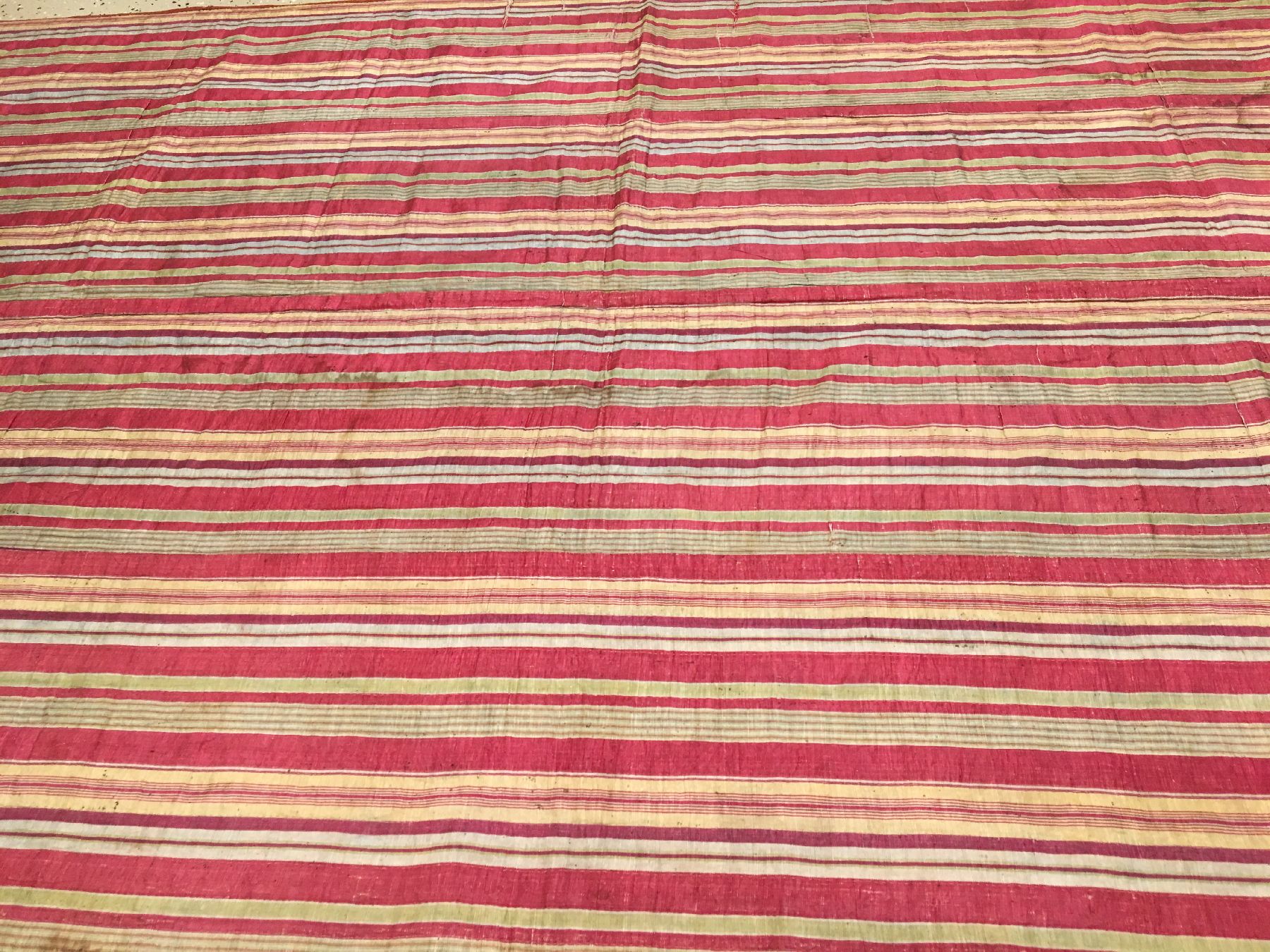 Detail a: Seiden Ikat antik. Uzbekistan, Ende 19.Jhd., reine Naturseide. Dekorativer Seiden-Ikat mit helle und transparente Farben. Feine Qualität, ca. 207 x ...