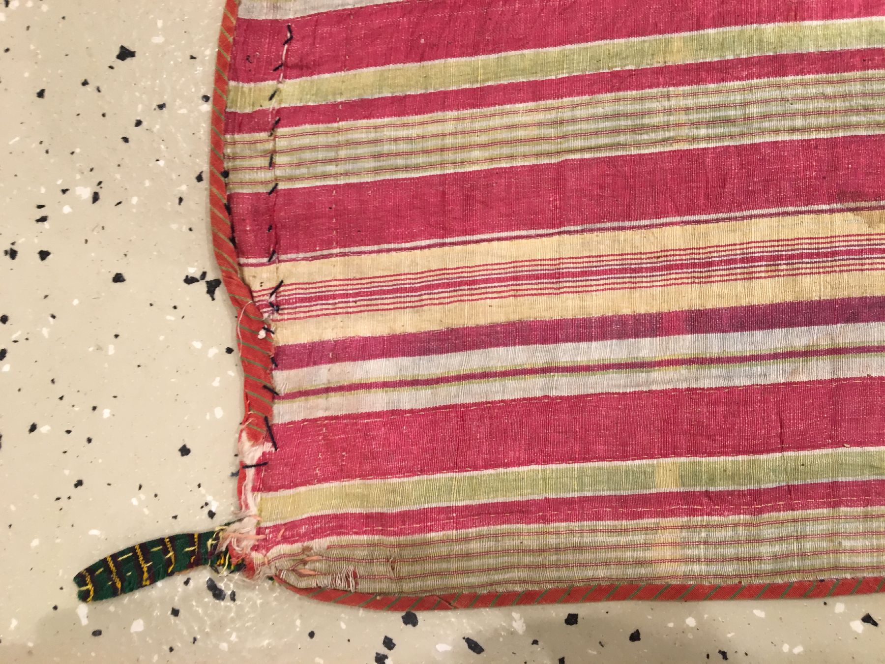 Detail e: Seiden Ikat antik. Uzbekistan, Ende 19.Jhd., reine Naturseide. Dekorativer Seiden-Ikat mit helle und transparente Farben. Feine Qualität, ca. 207 x ...