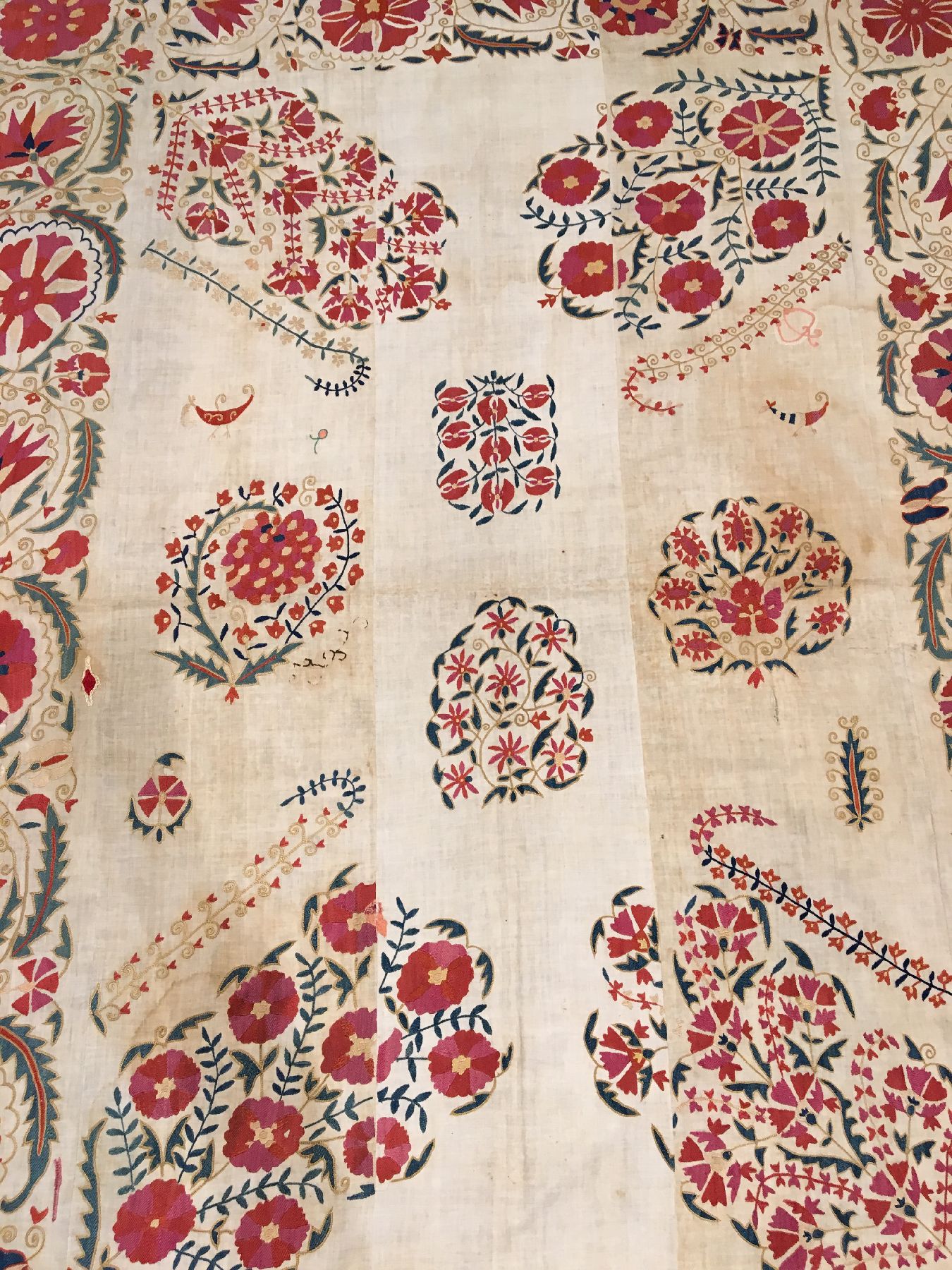 Detail a: Nurata "Susani" antik, Usbekistan, 19.Jhd., Seidenstickerei auf Baumwollgewebe. Seltene Nurata Susani aus dem Südwesten Usbekistans mit ...
