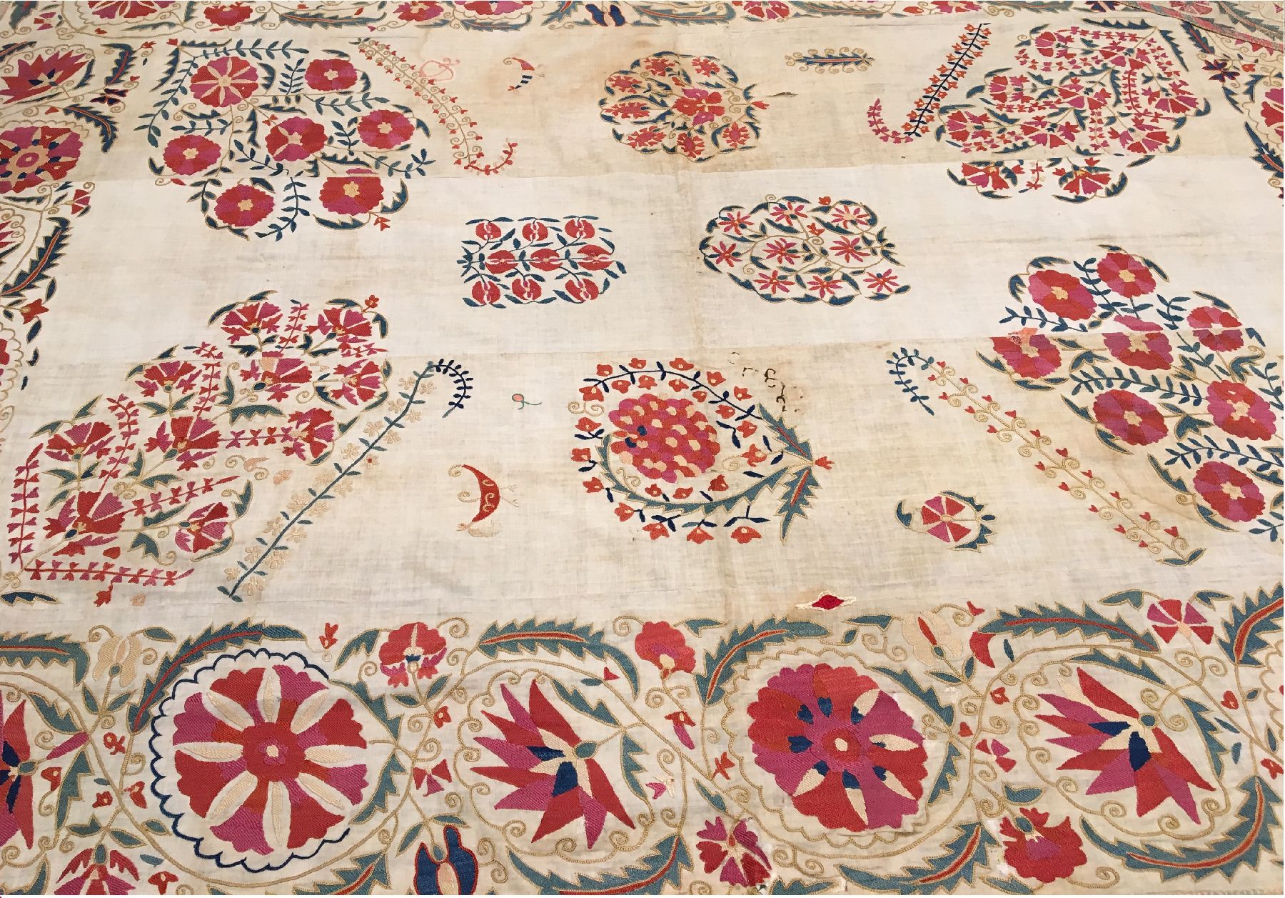 Detail b: Nurata "Susani" antik, Usbekistan, 19.Jhd., Seidenstickerei auf Baumwollgewebe. Seltene Nurata Susani aus dem Südwesten Usbekistans mit ...