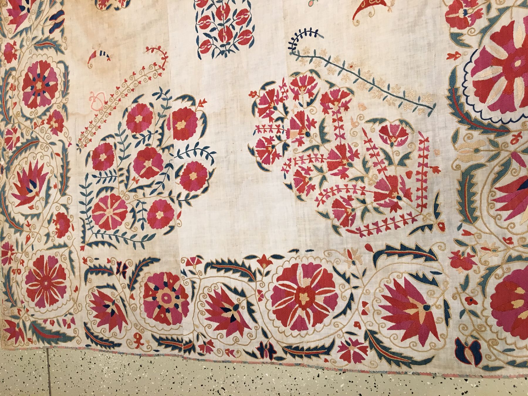 Detail c: Nurata "Susani" antik, Usbekistan, 19.Jhd., Seidenstickerei auf Baumwollgewebe. Seltene Nurata Susani aus dem Südwesten Usbekistans mit ...