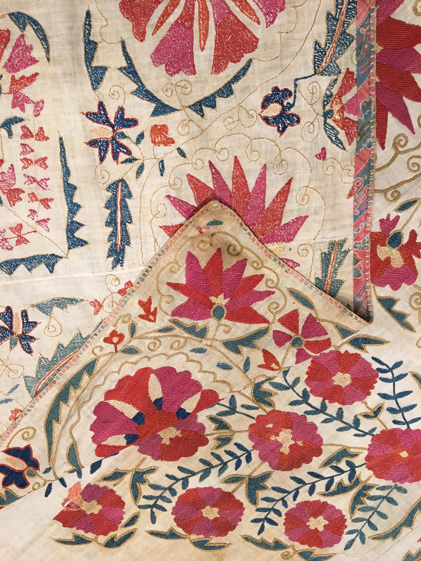 Detail i: Nurata "Susani" antik, Usbekistan, 19.Jhd., Seidenstickerei auf Baumwollgewebe. Seltene Nurata Susani aus dem Südwesten Usbekistans mit ...