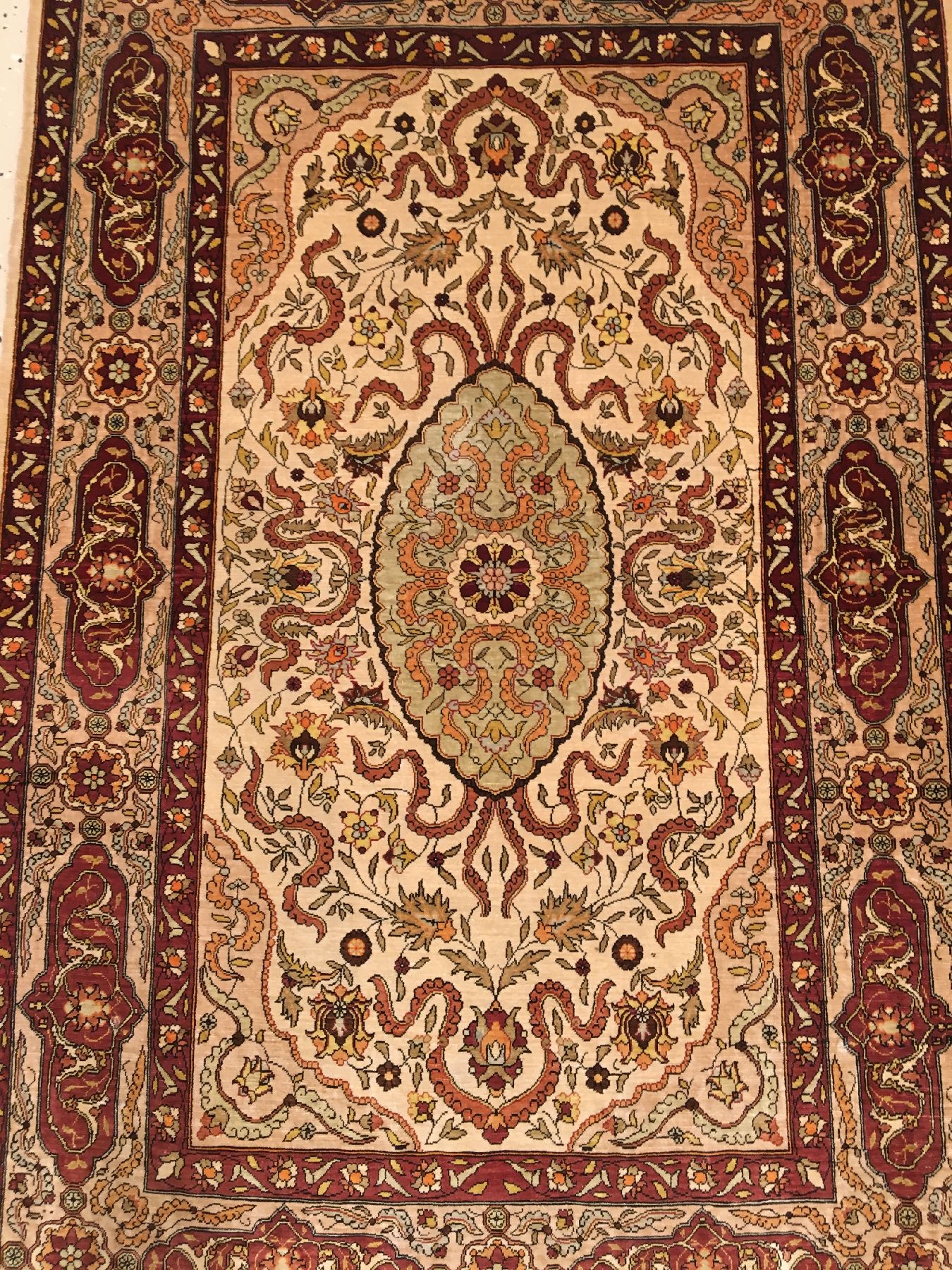 Detail a: Feiner Seiden Hereke alt (Signiert), Türkei, um 1950, reine Naturseide. Seltener Seiden Hereke mit Wolkenband "Chi" Muster. Harmonische ...