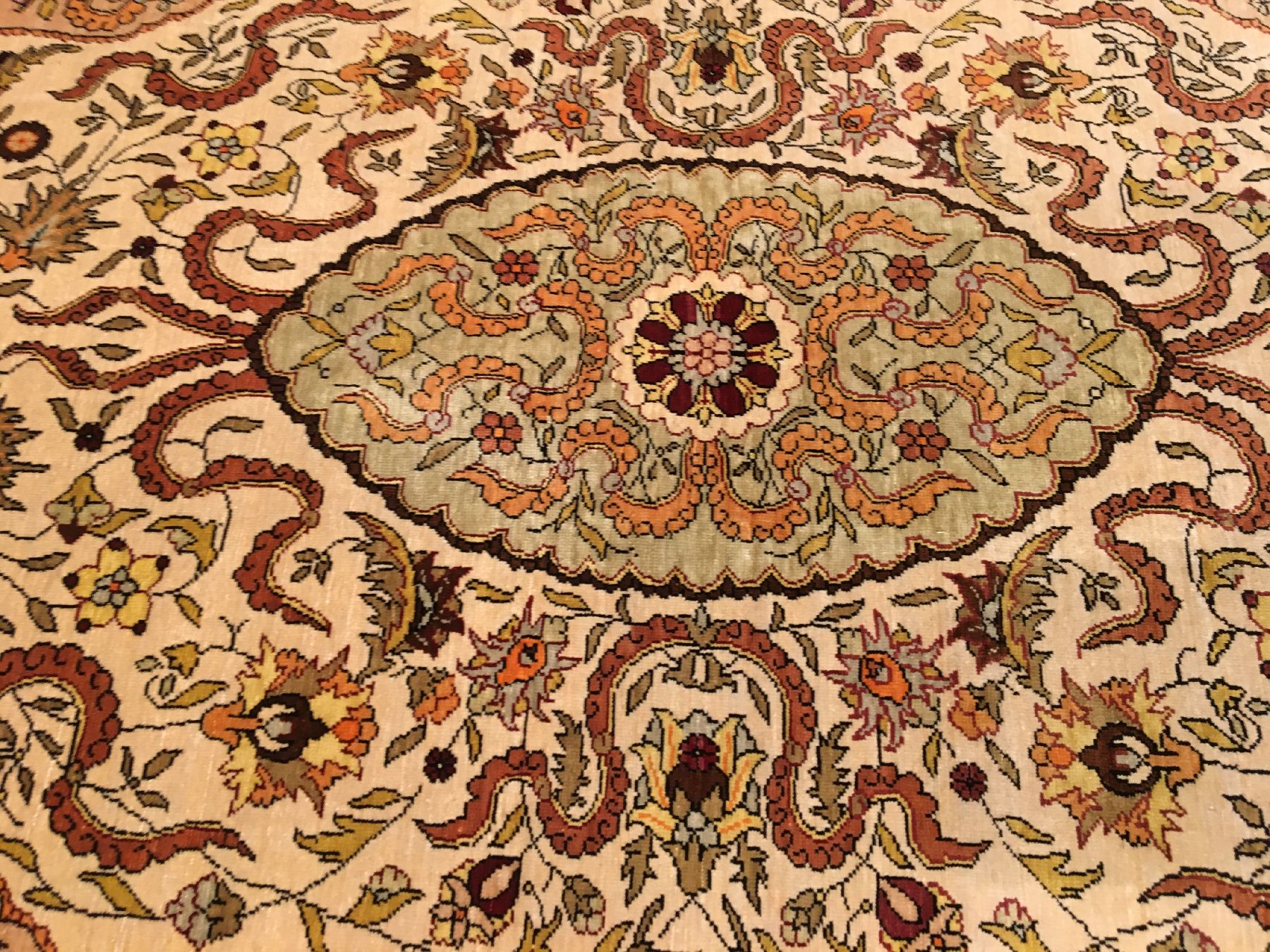 Detail b: Feiner Seiden Hereke alt (Signiert), Türkei, um 1950, reine Naturseide. Seltener Seiden Hereke mit Wolkenband "Chi" Muster. Harmonische ...