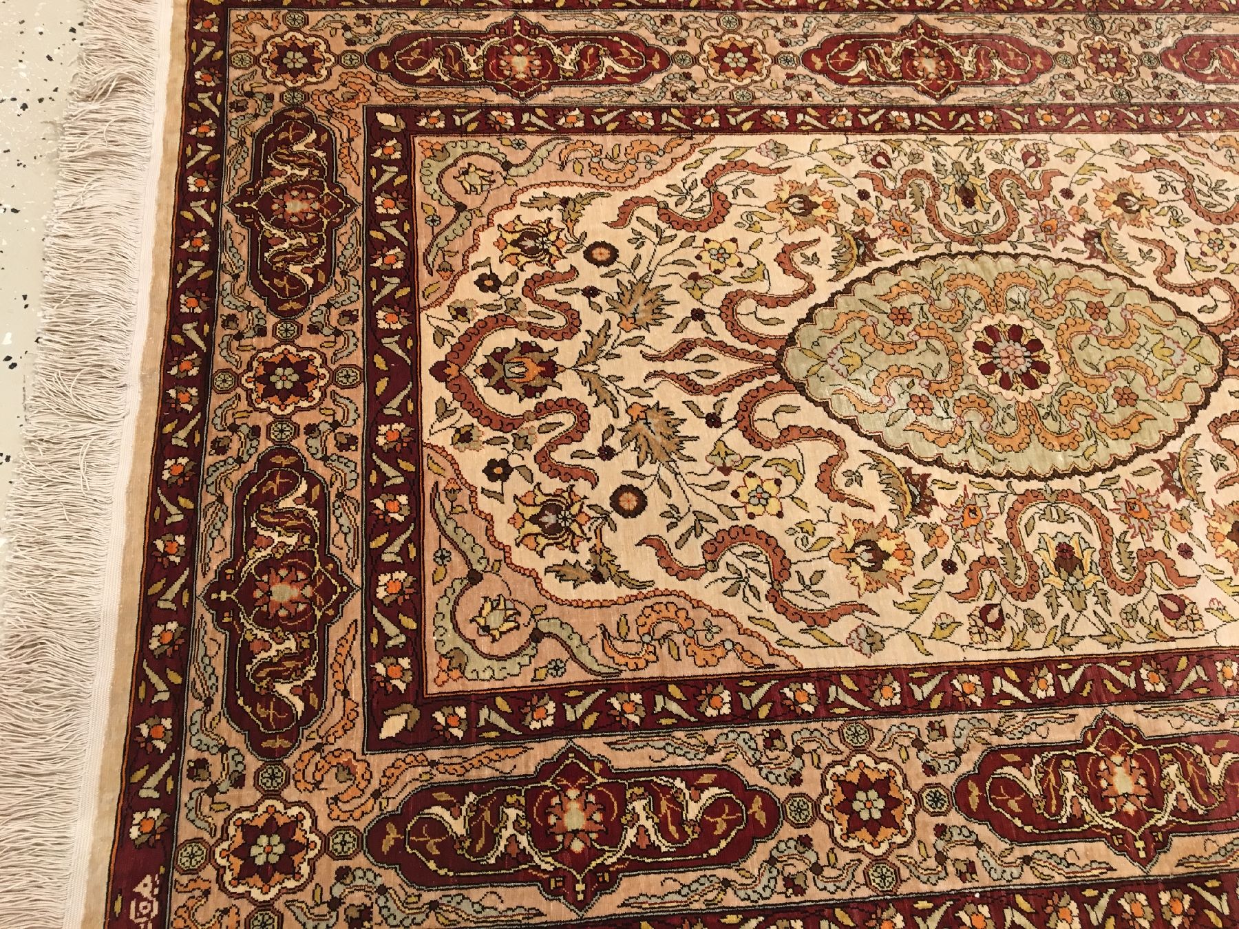 Detail c: Feiner Seiden Hereke alt (Signiert), Türkei, um 1950, reine Naturseide. Seltener Seiden Hereke mit Wolkenband "Chi" Muster. Harmonische ...