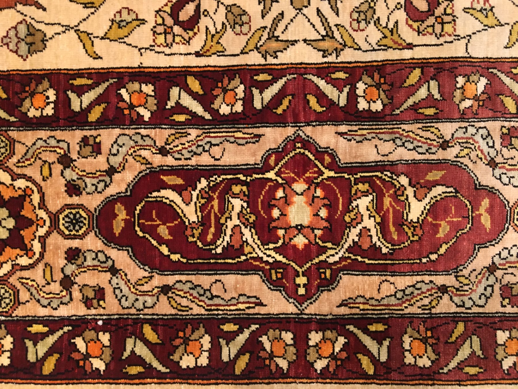 Detail e: Feiner Seiden Hereke alt (Signiert), Türkei, um 1950, reine Naturseide. Seltener Seiden Hereke mit Wolkenband "Chi" Muster. Harmonische ...