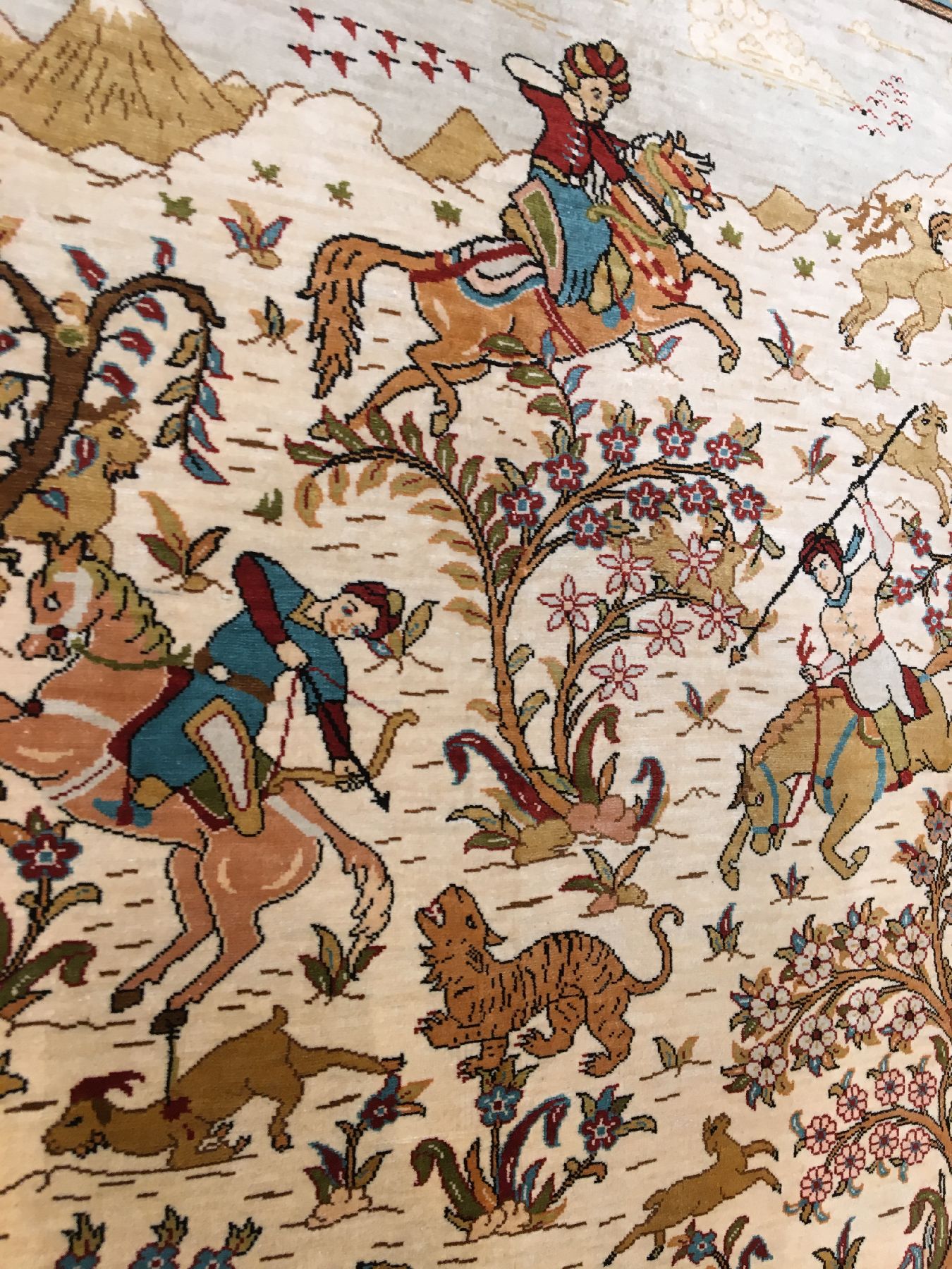 Detail b: Feiner Seiden Hereke "Özipek" alt (Signiert), Türkei, um 1970, reine Natuseide. Feiner Özipek Hereke mit osmanischer Jagdszenerie. ...