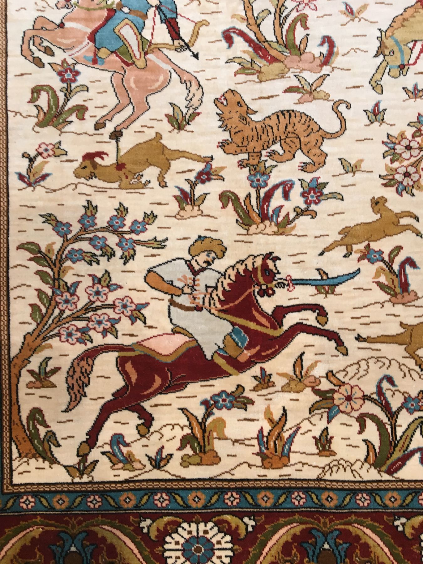 Detail d: Feiner Seiden Hereke "Özipek" alt (Signiert), Türkei, um 1970, reine Natuseide. Feiner Özipek Hereke mit osmanischer Jagdszenerie. ...