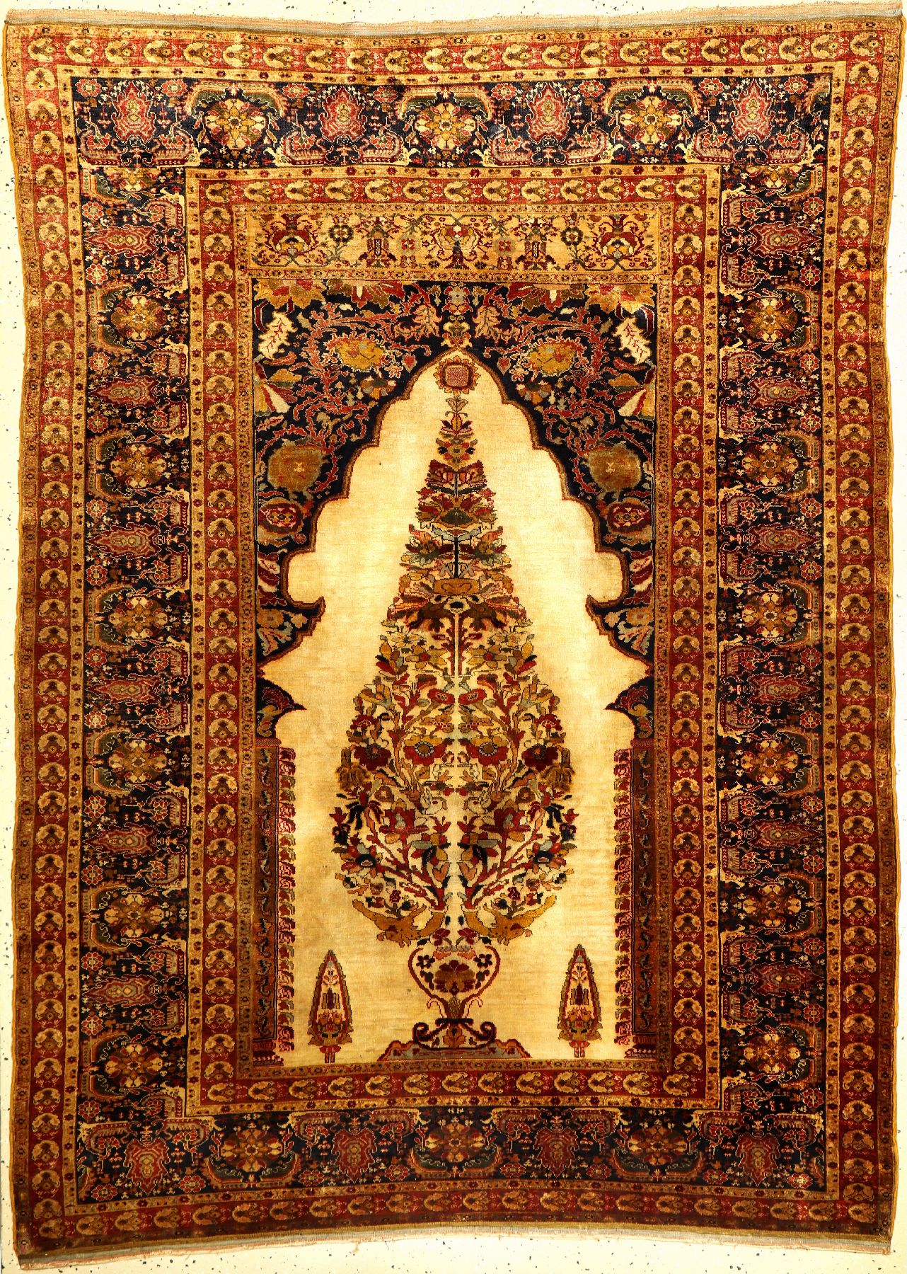 Sehr feiner Seiden Sivas antik (Lebensbaum), Ostanatolien, Ende 19.Jhd., reine Naturseide. Aus zwei gelbe Drachenköpfe ragt ein Lebensbaum mit ...