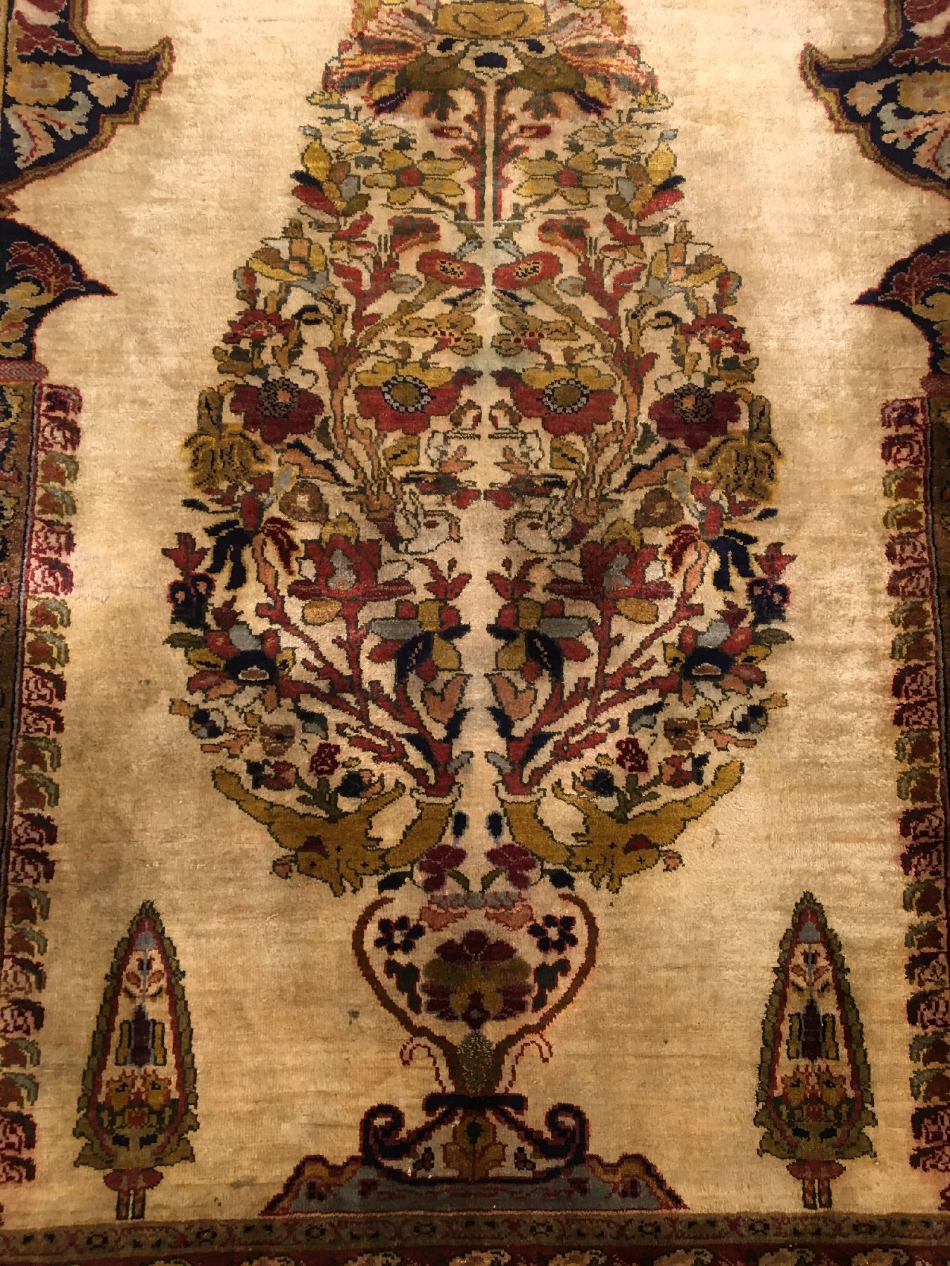 Detail c: Sehr feiner Seiden Sivas antik (Lebensbaum), Ostanatolien, Ende 19.Jhd., reine Naturseide. Aus zwei gelbe Drachenköpfe ragt ein Lebensbaum mit ...