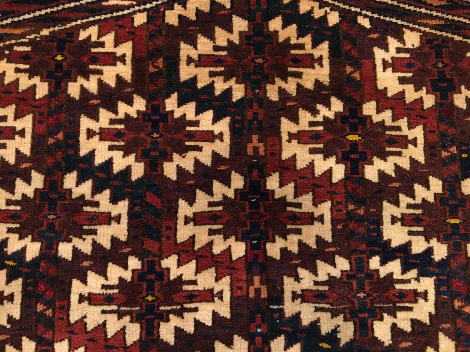 Detail b: Yomud "Asmalyk" antik (Mit Seiden-Highlights), Turkmenistan, Ende 19.Jhd., Wolle mit Seiden-Highlights geknüpft auf Wolle. Kamelschmuck ...
