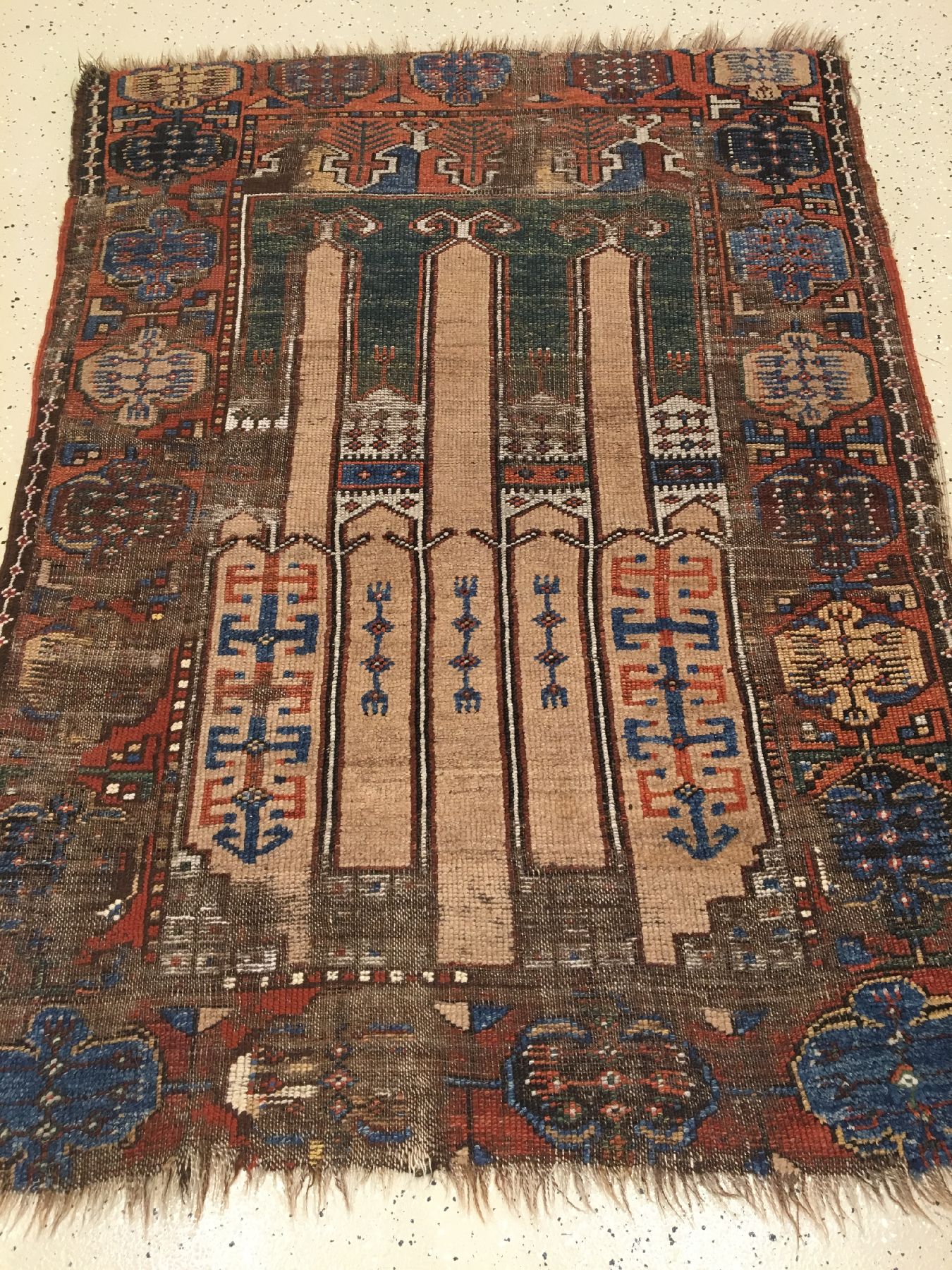 Detail a: Konya Karapinar "Gebetsteppich" antik (Kamelwolle), Zentralanatolien, 1.Hälfte 19.Jhd., Wolle mit Kamelwolle geknüpft auf Wolle. ...