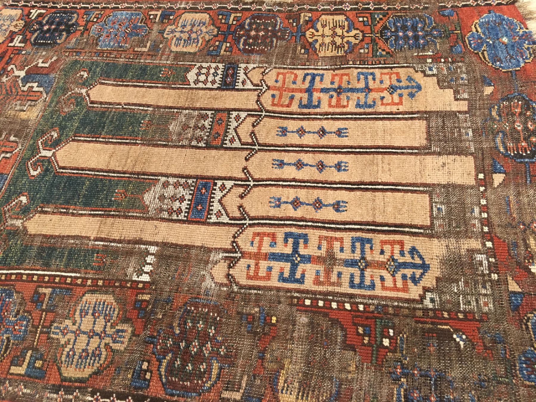 Detail b: Konya Karapinar "Gebetsteppich" antik (Kamelwolle), Zentralanatolien, 1.Hälfte 19.Jhd., Wolle mit Kamelwolle geknüpft auf Wolle. ...