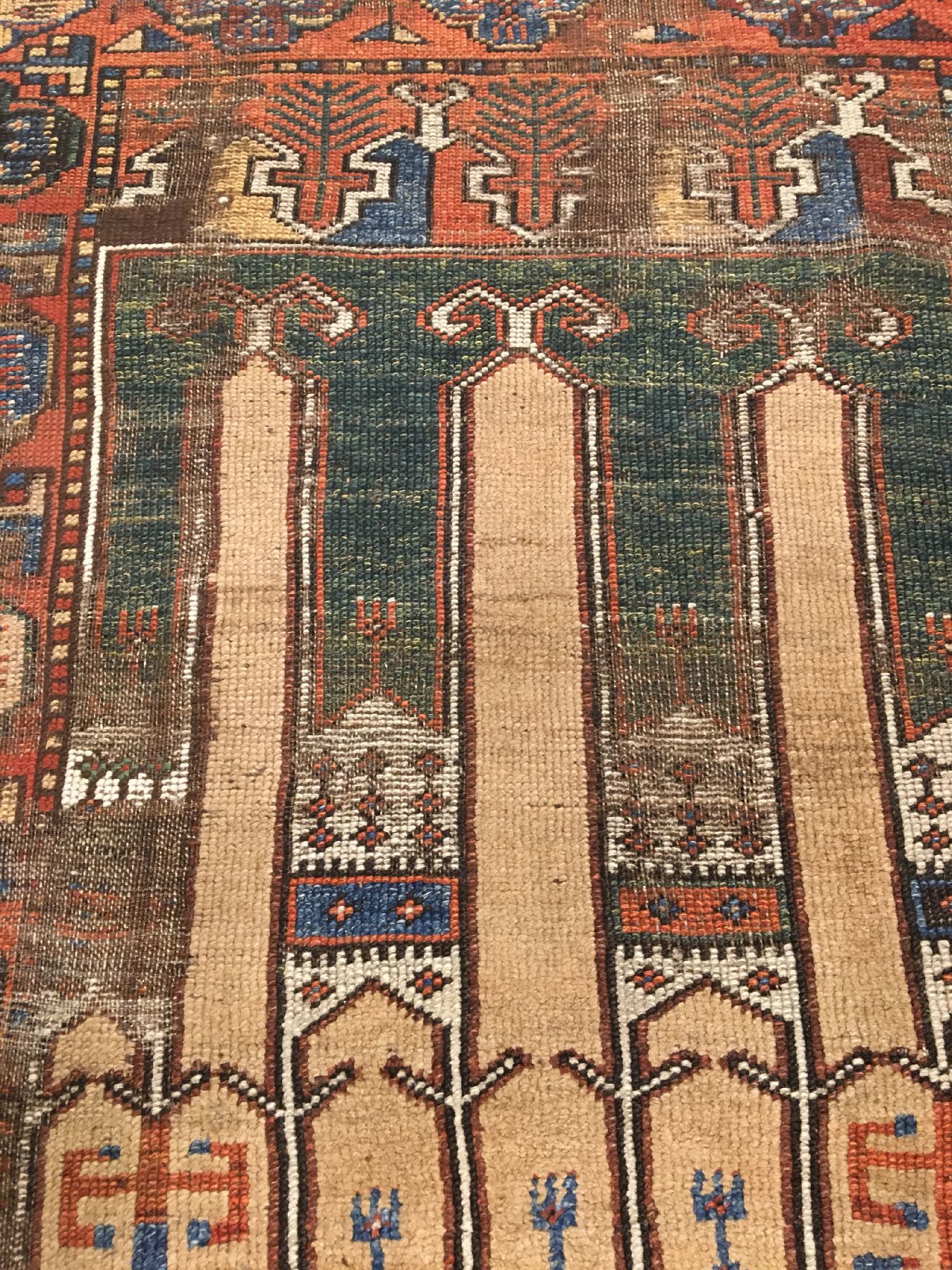 Detail c: Konya Karapinar "Gebetsteppich" antik (Kamelwolle), Zentralanatolien, 1.Hälfte 19.Jhd., Wolle mit Kamelwolle geknüpft auf Wolle. ...