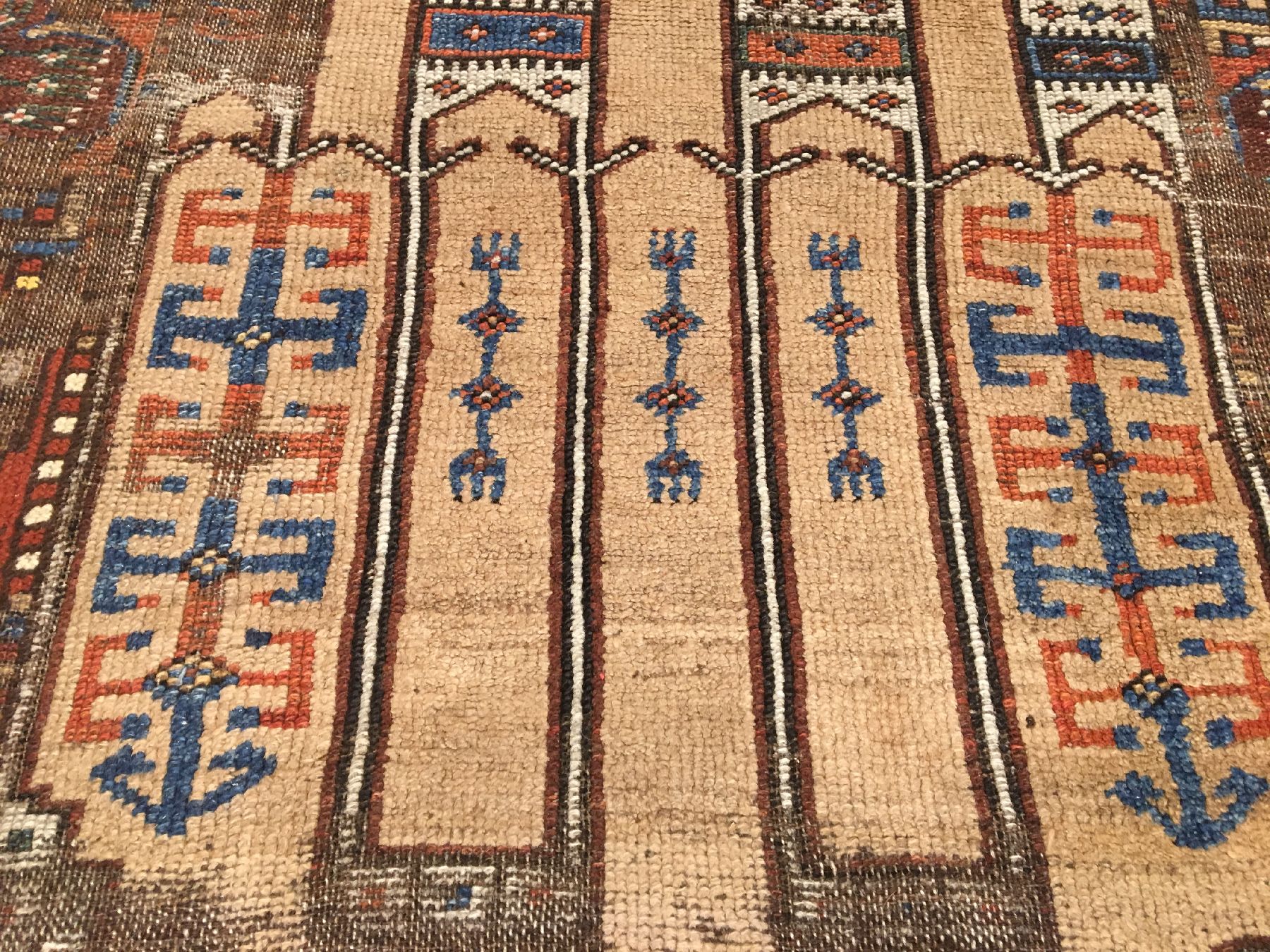 Detail d: Konya Karapinar "Gebetsteppich" antik (Kamelwolle), Zentralanatolien, 1.Hälfte 19.Jhd., Wolle mit Kamelwolle geknüpft auf Wolle. ...