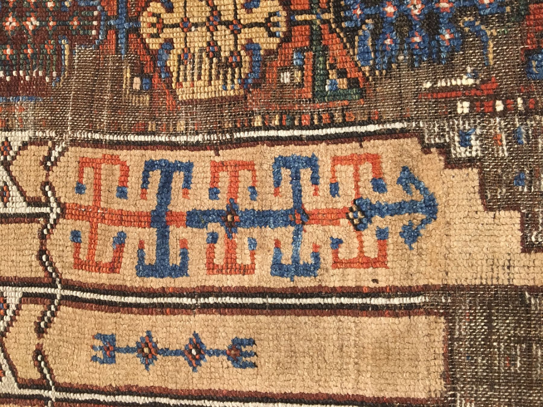 Detail e: Konya Karapinar "Gebetsteppich" antik (Kamelwolle), Zentralanatolien, 1.Hälfte 19.Jhd., Wolle mit Kamelwolle geknüpft auf Wolle. ...