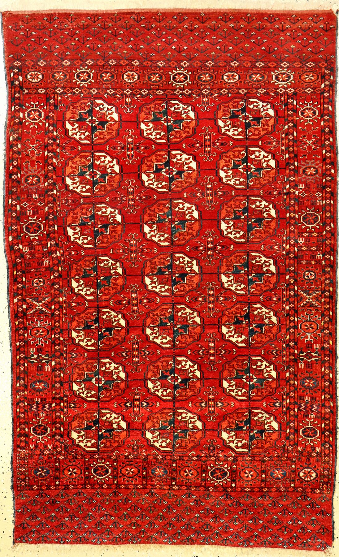 Feiner Tekke "Zeremonialteppich" antik, Turkmenistan, 19.Jhd., Wolle geknüpft auf Wolle. Seltener kleinformatiger Tekke mit klassischen ...