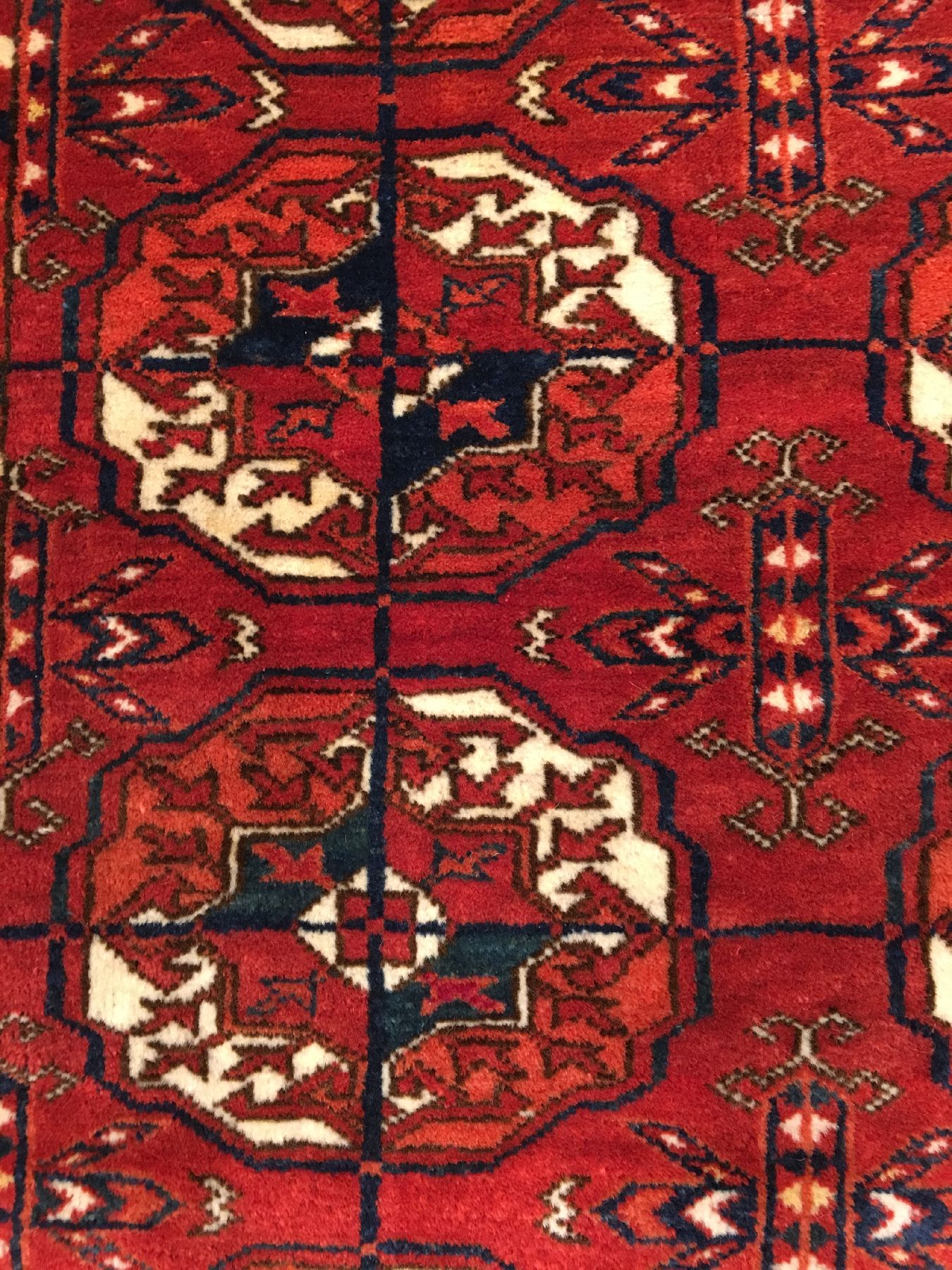 Detail b: Feiner Tekke "Zeremonialteppich" antik, Turkmenistan, 19.Jhd., Wolle geknüpft auf Wolle. Seltener kleinformatiger Tekke mit klassischen ...