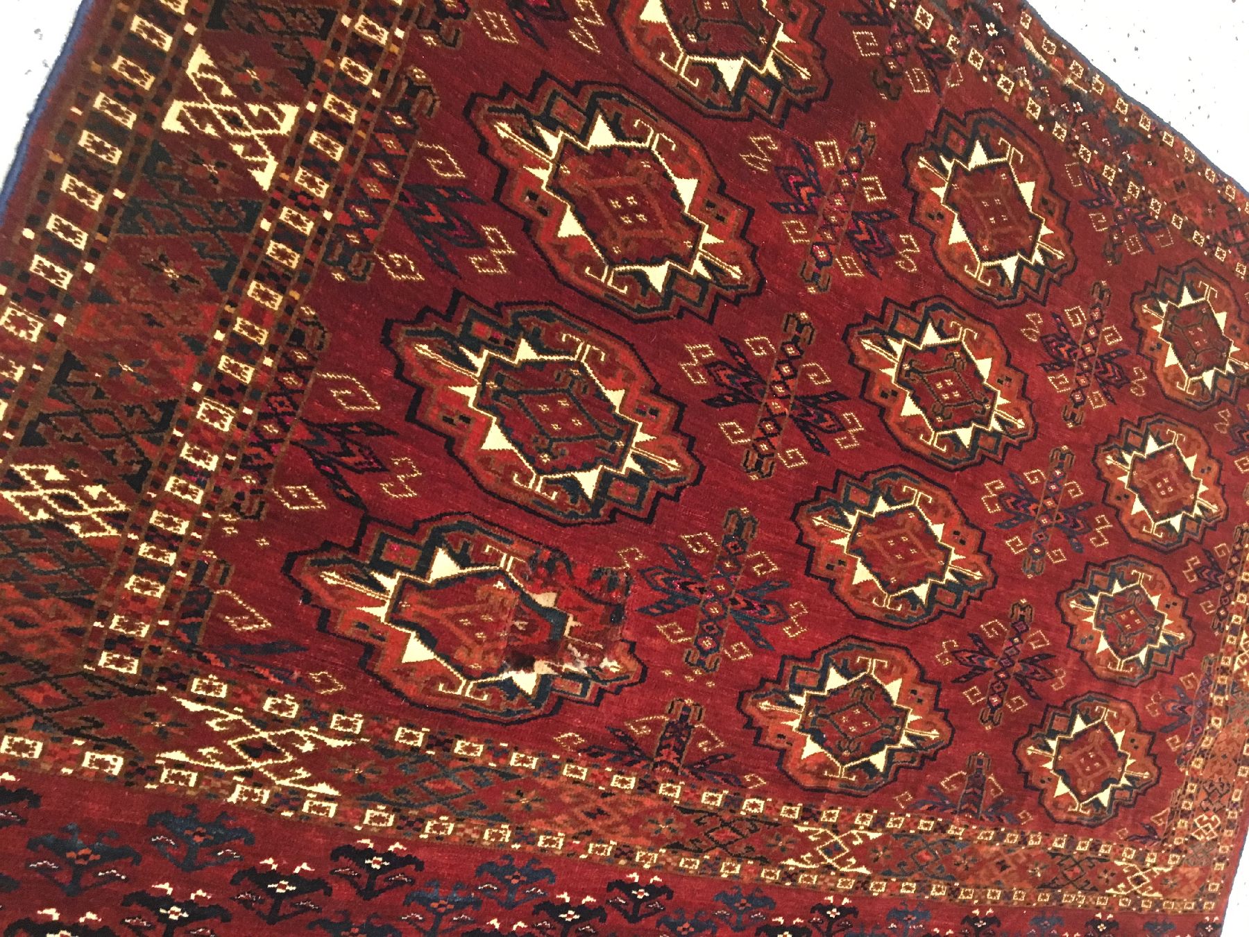 Detail a: Feiner Saryk "Tschowal" antik (Mit Rubinroter Seide), Turkmenistan, 19.Jhd., Wolle mit Seiden-Highlights und Baumwoll-Highlights geknüpft ...