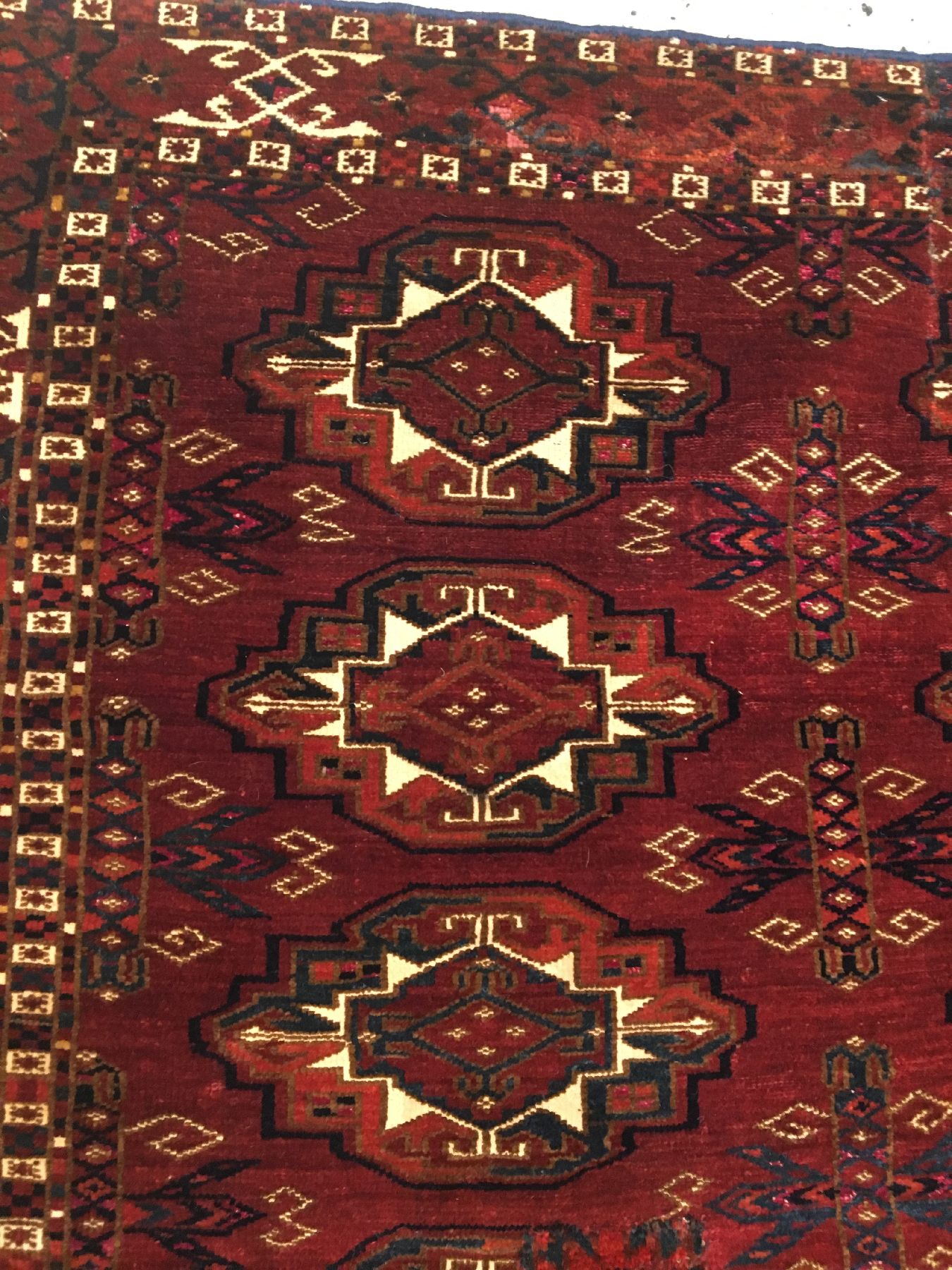 Detail b: Feiner Saryk "Tschowal" antik (Mit Rubinroter Seide), Turkmenistan, 19.Jhd., Wolle mit Seiden-Highlights und Baumwoll-Highlights geknüpft ...