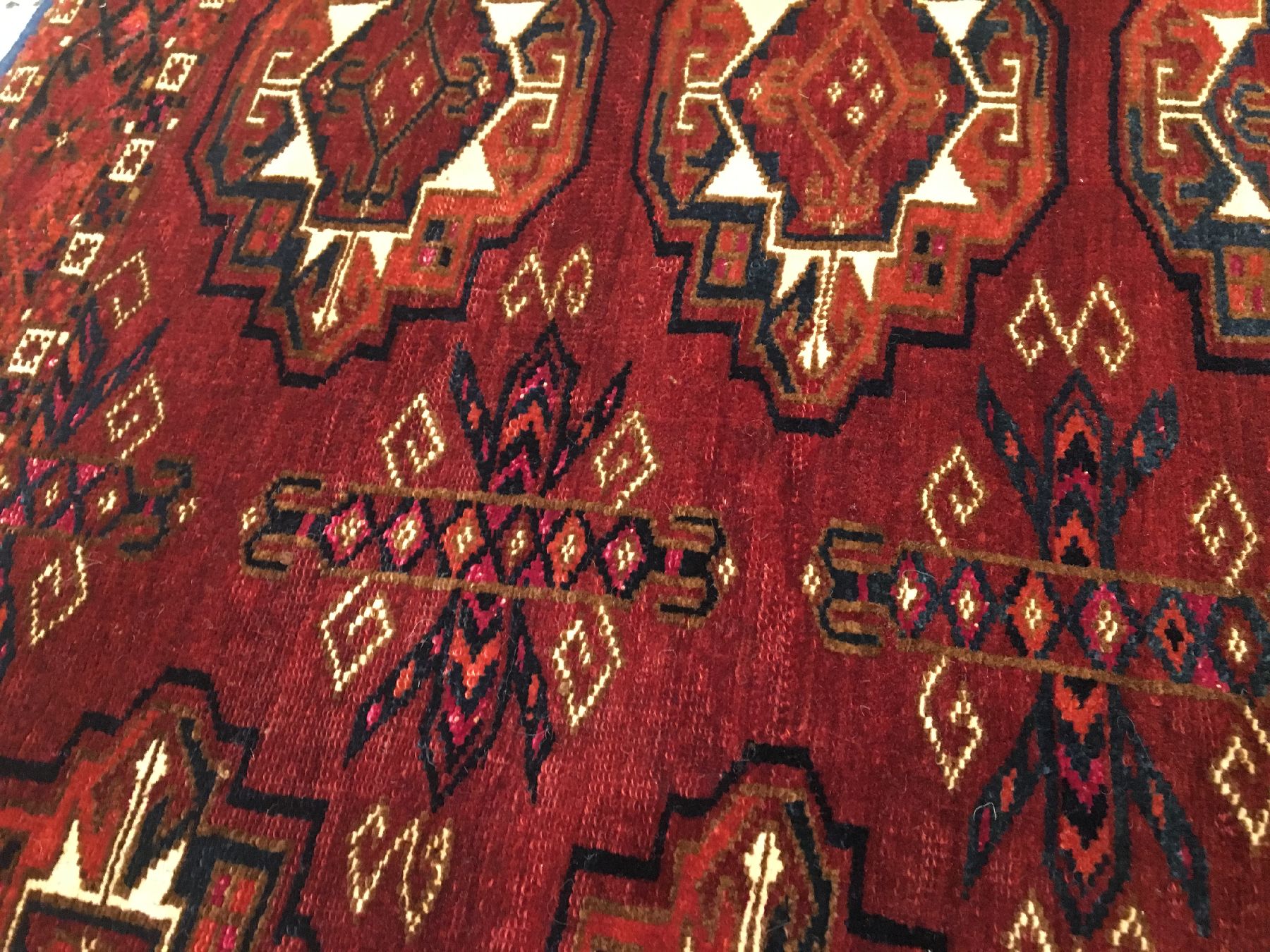 Detail d: Feiner Saryk "Tschowal" antik (Mit Rubinroter Seide), Turkmenistan, 19.Jhd., Wolle mit Seiden-Highlights und Baumwoll-Highlights geknüpft ...