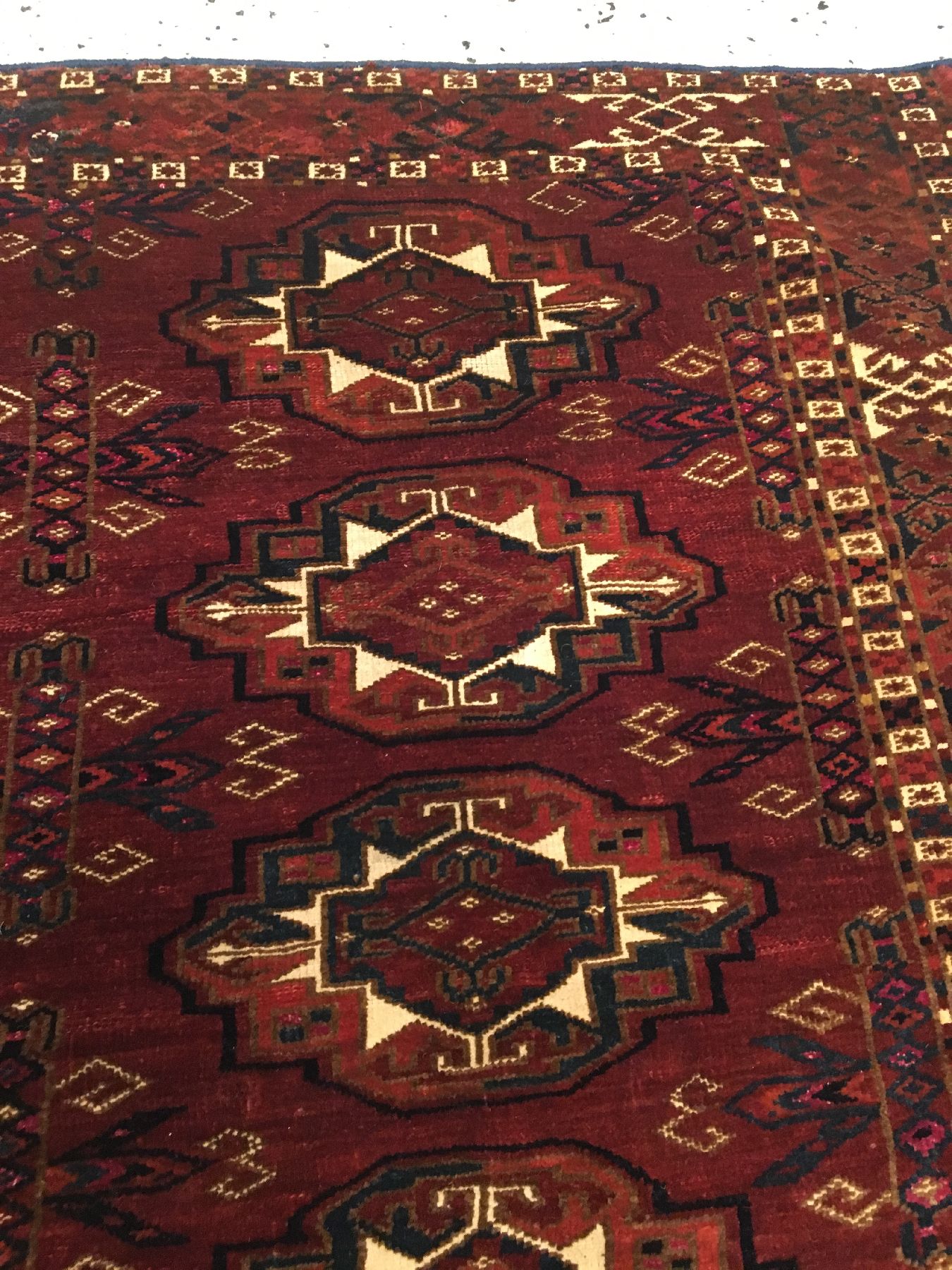 Detail e: Feiner Saryk "Tschowal" antik (Mit Rubinroter Seide), Turkmenistan, 19.Jhd., Wolle mit Seiden-Highlights und Baumwoll-Highlights geknüpft ...