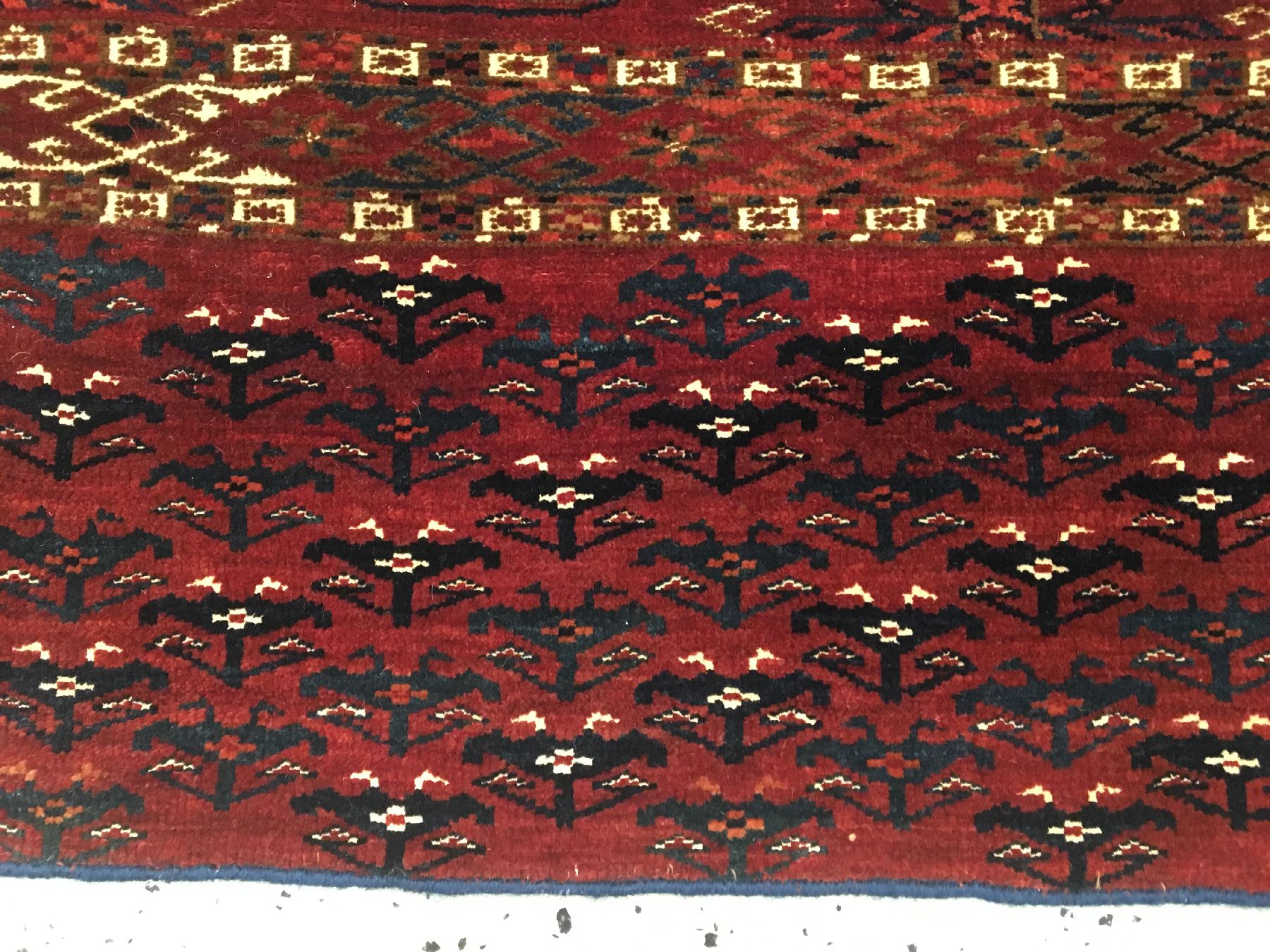 Detail f: Feiner Saryk "Tschowal" antik (Mit Rubinroter Seide), Turkmenistan, 19.Jhd., Wolle mit Seiden-Highlights und Baumwoll-Highlights geknüpft ...