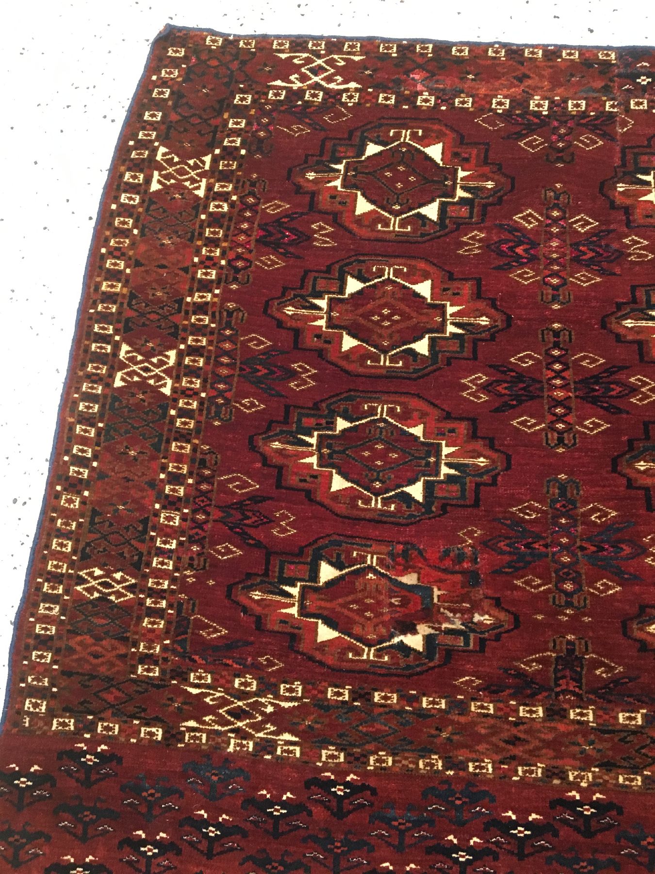 Detail g: Feiner Saryk "Tschowal" antik (Mit Rubinroter Seide), Turkmenistan, 19.Jhd., Wolle mit Seiden-Highlights und Baumwoll-Highlights geknüpft ...