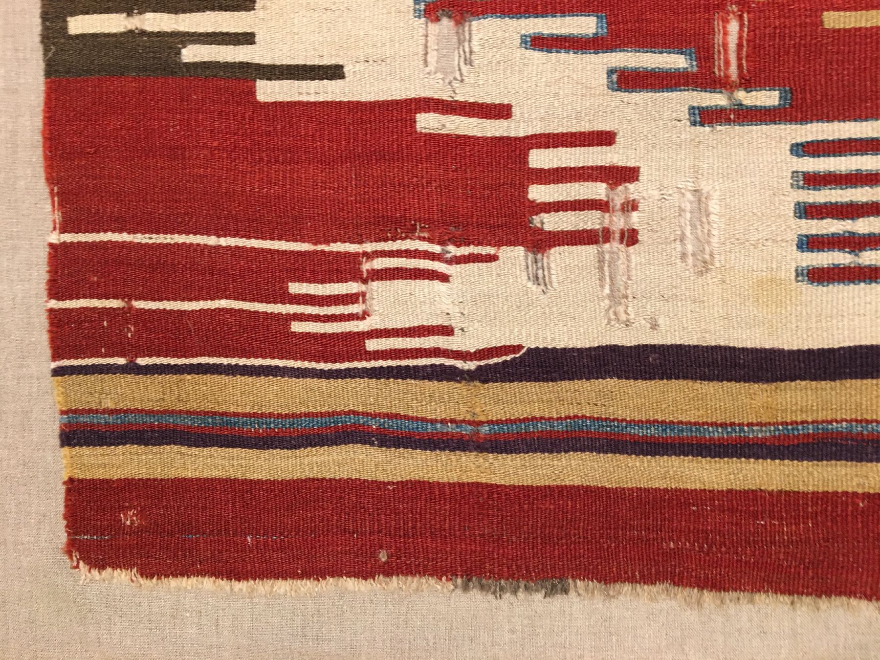 Detail e: Zentralanatolischer "Kelim" antik (Fragment), Zentralanatolien, 19.Jhd., Wolle gewebt aufWolle. Seltener Kelim mit viel weißanteil und ...
