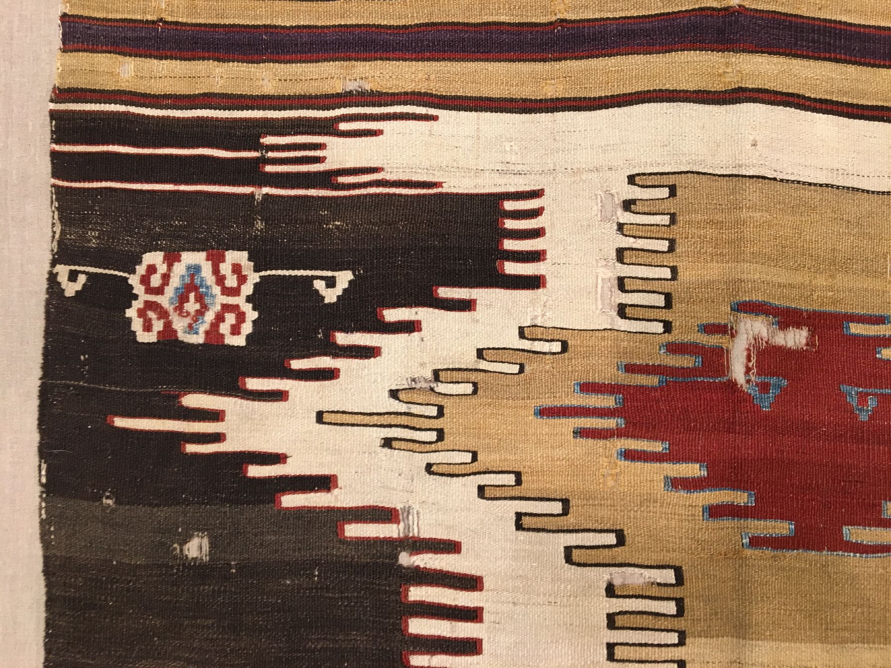 Detail g: Zentralanatolischer "Kelim" antik (Fragment), Zentralanatolien, 19.Jhd., Wolle gewebt aufWolle. Seltener Kelim mit viel weißanteil und ...