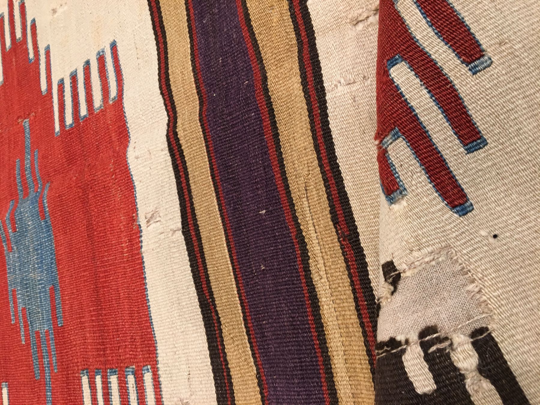 Detail i: Zentralanatolischer "Kelim" antik (Fragment), Zentralanatolien, 19.Jhd., Wolle gewebt aufWolle. Seltener Kelim mit viel weißanteil und ...