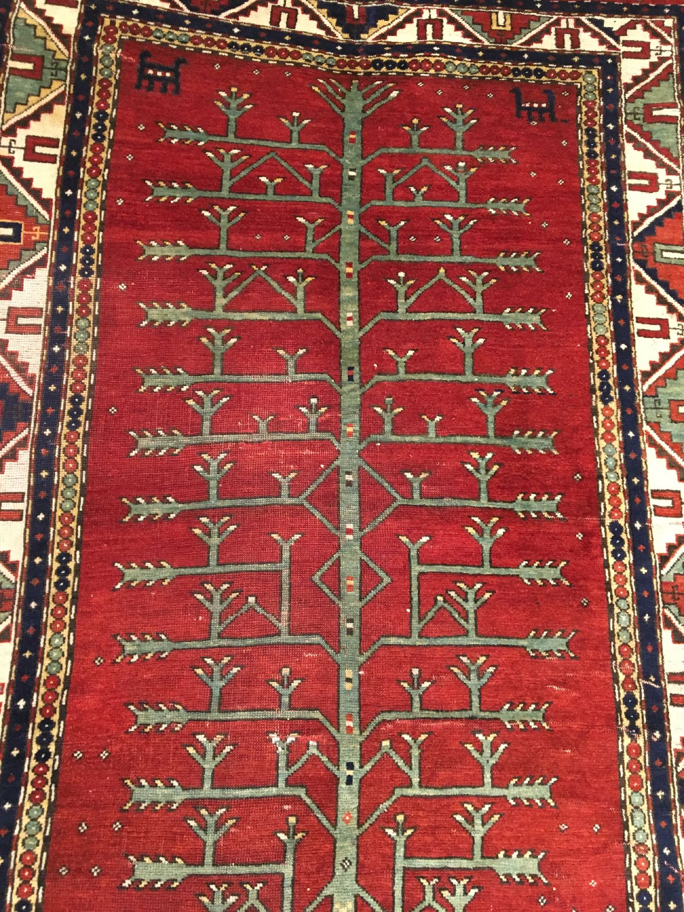 Detail c: Baum Kasak antik, Südwestkaukasus, 19.Jhd., Wolle geknüpft auf Wolle. Großformatiger Kasak mit grünen Lebensbaum auf krapproten Grund, ...