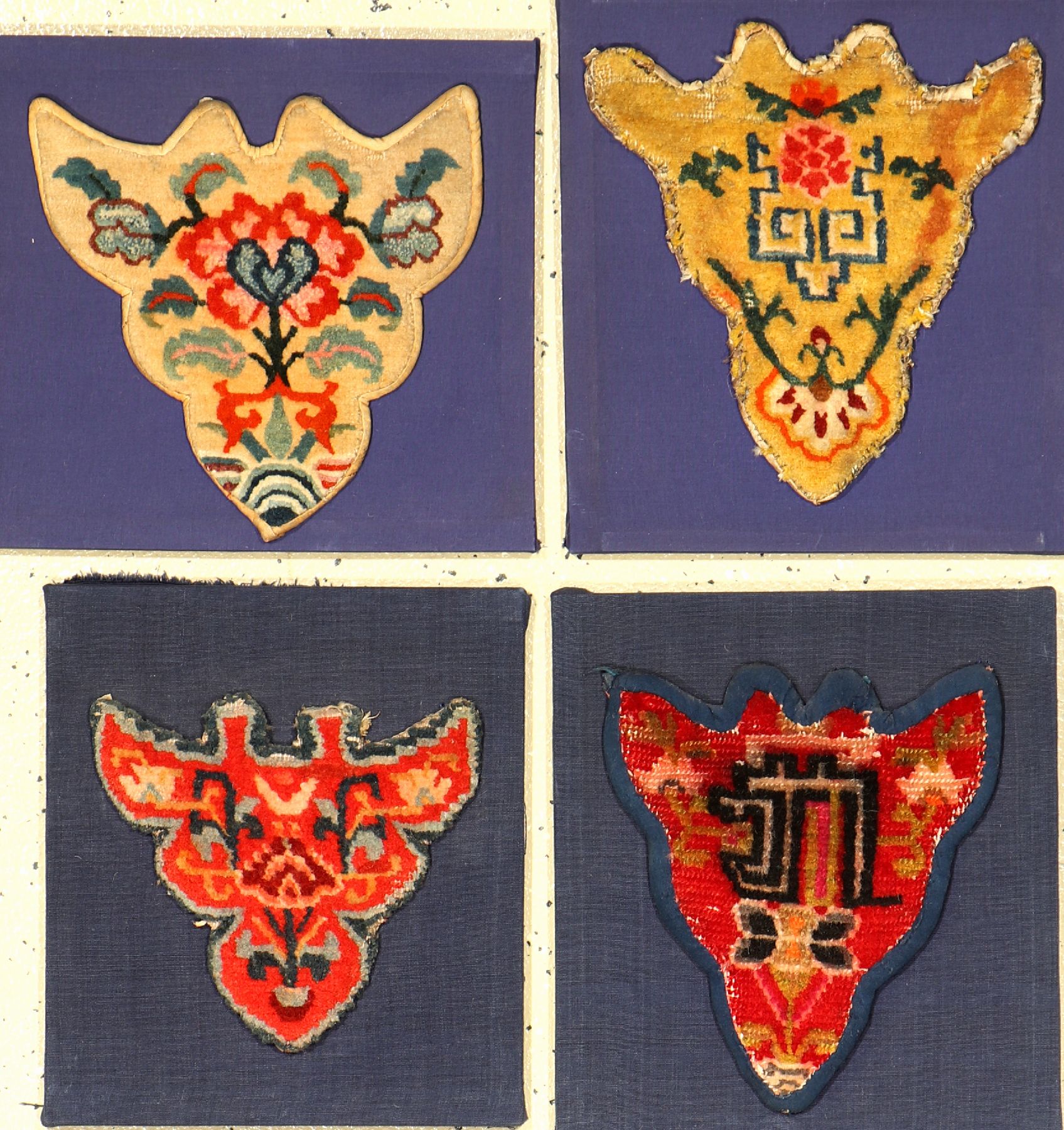 (4 Lots) 4x tibetischer "Tier-Kopfschmuck" alt, Südtibet, um 1920/1930, Wolle geknüpft auf Wolle. Selten, alle Stücke ca. 29 x 25 cm, ...