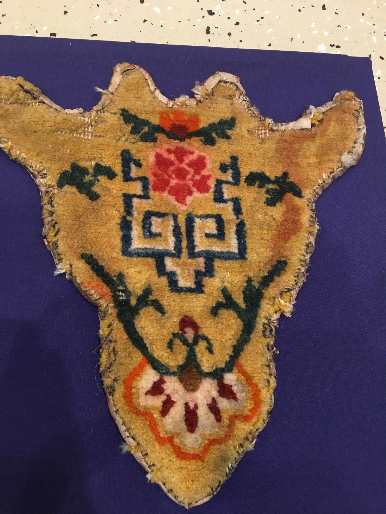 Detail a: (4 Lots) 4x tibetischer "Tier-Kopfschmuck" alt, Südtibet, um 1920/1930, Wolle geknüpft auf Wolle. Selten, alle Stücke ca. 29 x 25 cm, ...