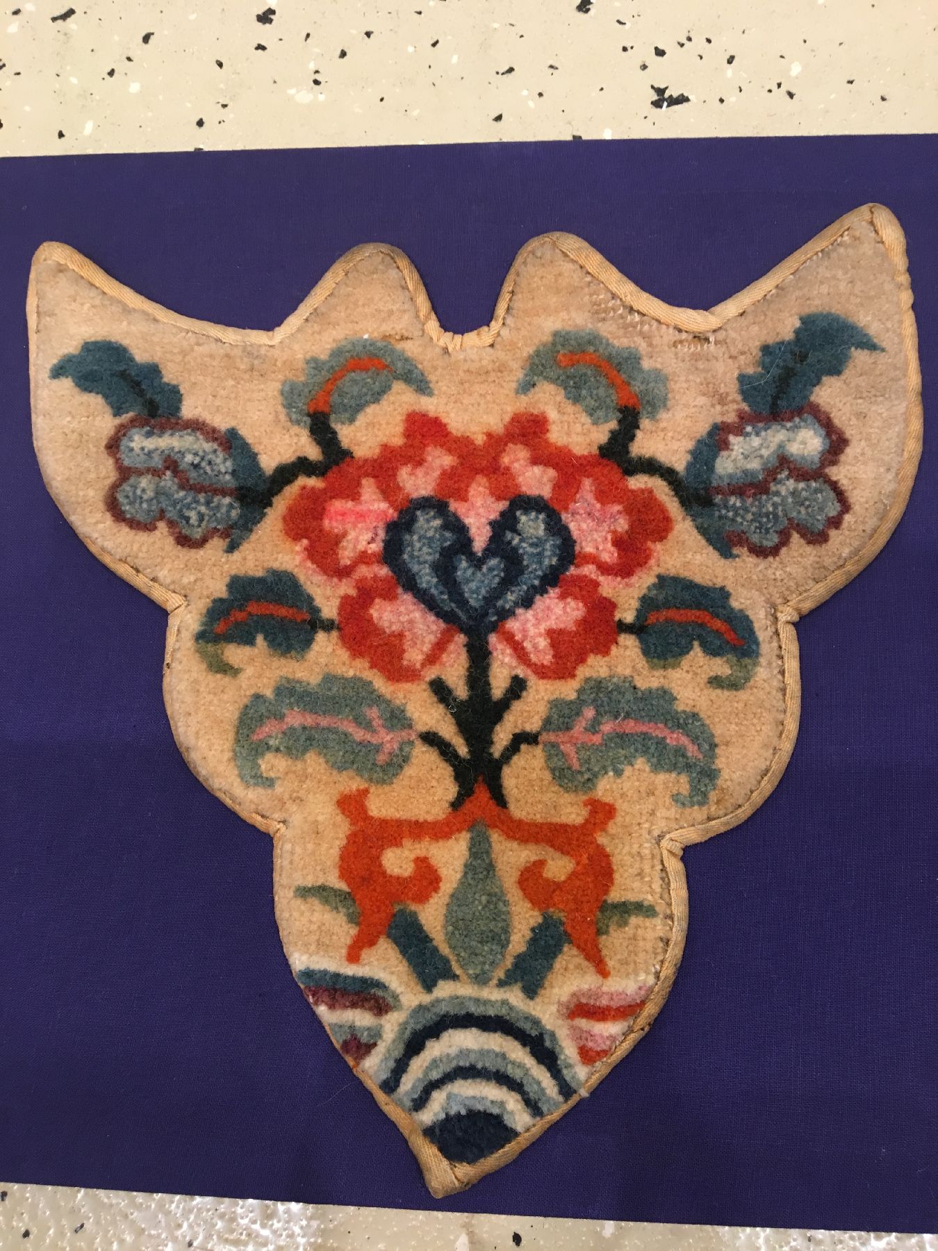 Detail b: (4 Lots) 4x tibetischer "Tier-Kopfschmuck" alt, Südtibet, um 1920/1930, Wolle geknüpft auf Wolle. Selten, alle Stücke ca. 29 x 25 cm, ...