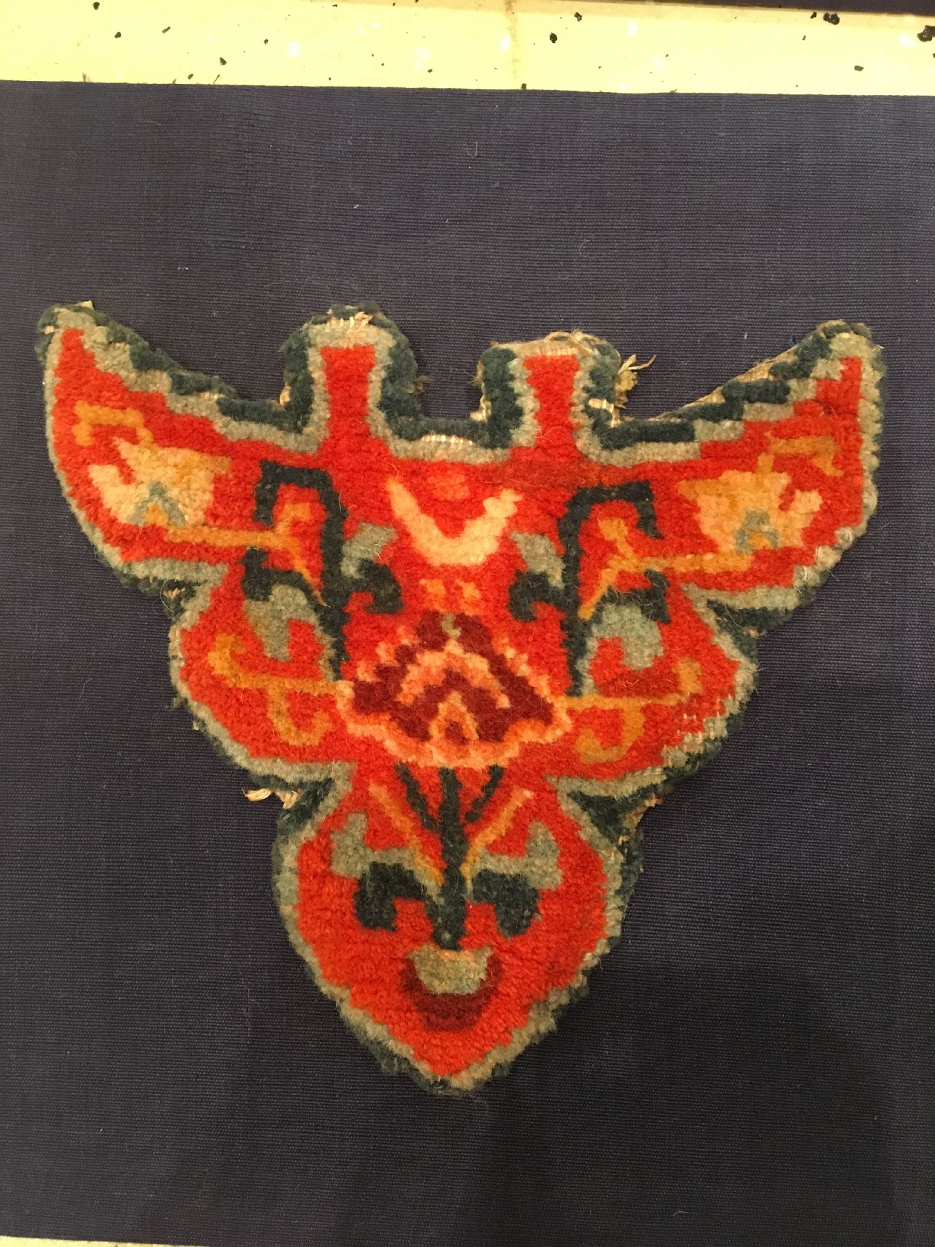 Detail c: (4 Lots) 4x tibetischer "Tier-Kopfschmuck" alt, Südtibet, um 1920/1930, Wolle geknüpft auf Wolle. Selten, alle Stücke ca. 29 x 25 cm, ...