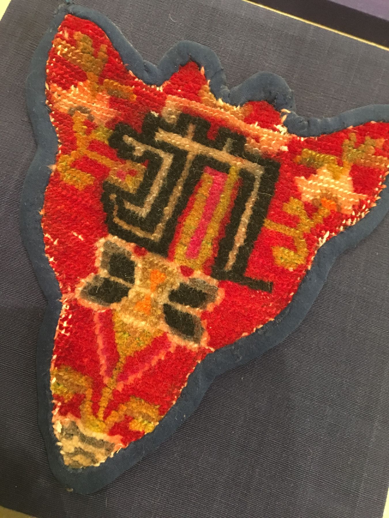 Detail d: (4 Lots) 4x tibetischer "Tier-Kopfschmuck" alt, Südtibet, um 1920/1930, Wolle geknüpft auf Wolle. Selten, alle Stücke ca. 29 x 25 cm, ...