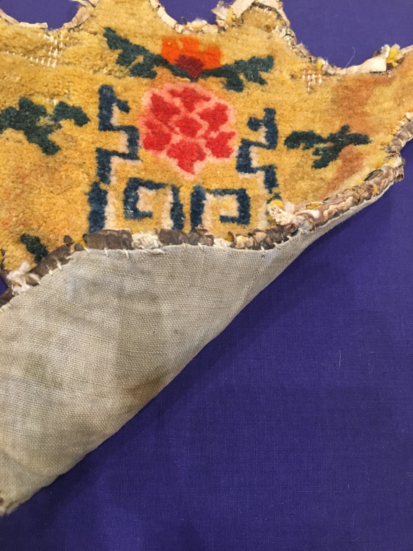 Detail e: (4 Lots) 4x tibetischer "Tier-Kopfschmuck" alt, Südtibet, um 1920/1930, Wolle geknüpft auf Wolle. Selten, alle Stücke ca. 29 x 25 cm, ...