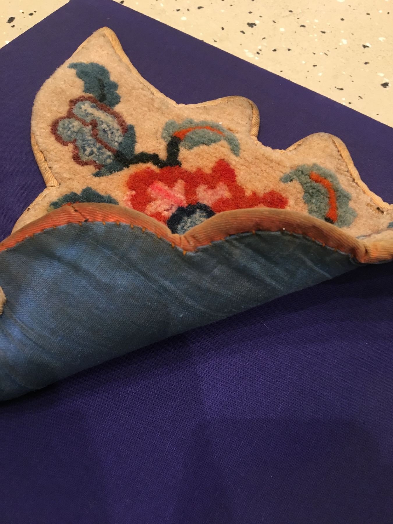 Detail f: (4 Lots) 4x tibetischer "Tier-Kopfschmuck" alt, Südtibet, um 1920/1930, Wolle geknüpft auf Wolle. Selten, alle Stücke ca. 29 x 25 cm, ...