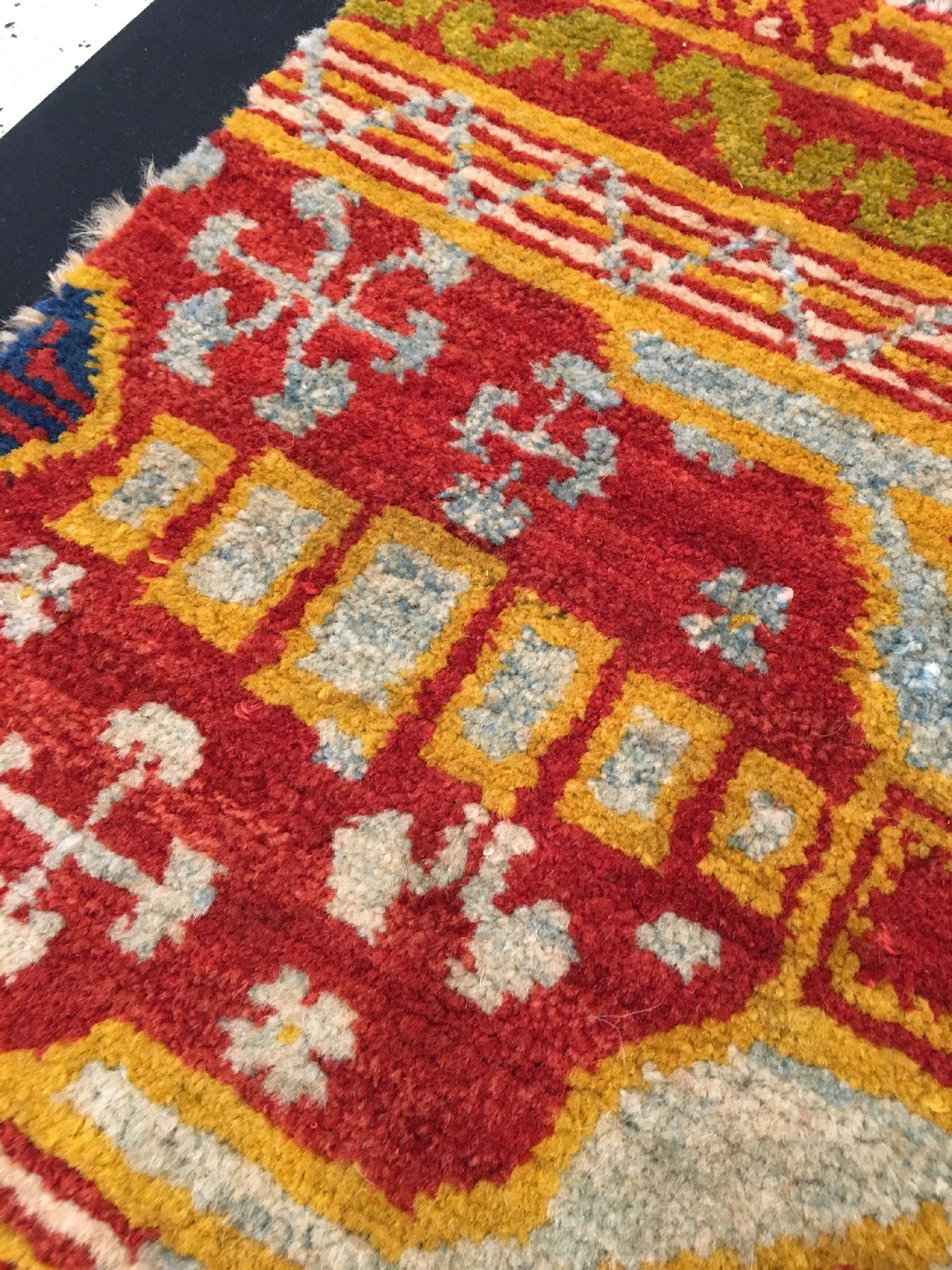 Detail c: Spanischer Teppich antik (Fragment), Spanien, um 1900, Wolle geknüpft auf Baumwolle. Fragment eines großen Spanischen Teppichs. Ausdrucksstarke ...