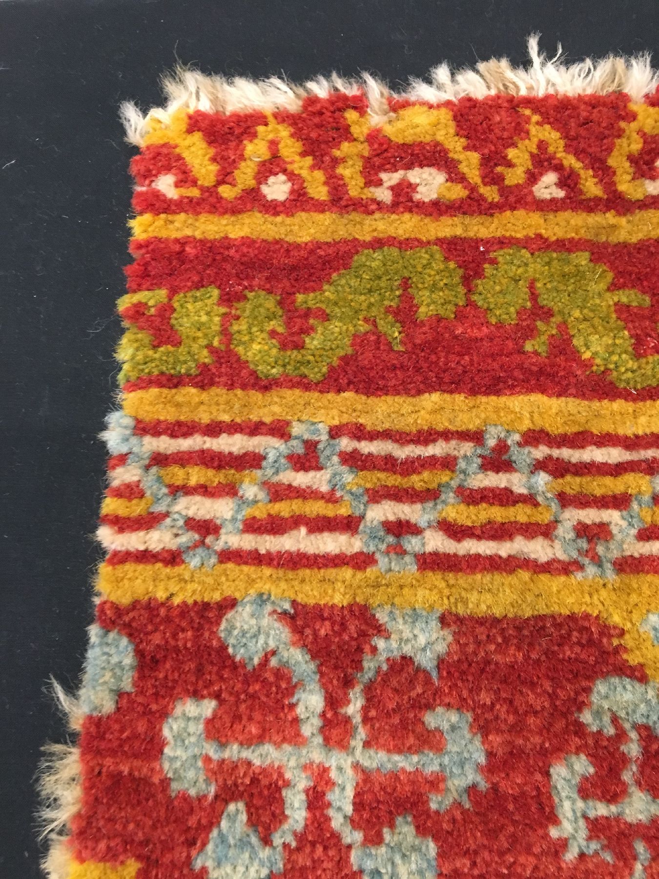 Detail d: Spanischer Teppich antik (Fragment), Spanien, um 1900, Wolle geknüpft auf Baumwolle. Fragment eines großen Spanischen Teppichs. Ausdrucksstarke ...