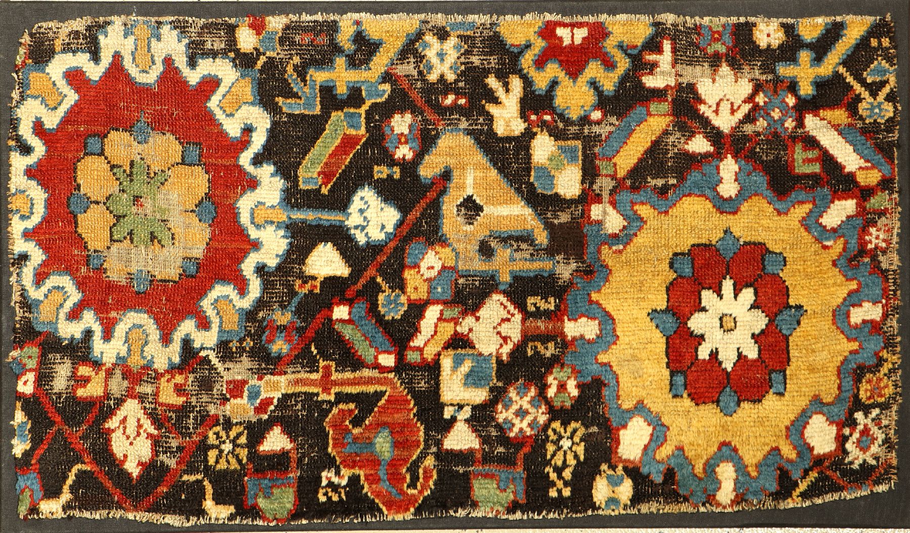 Früher Kaukasischer "Blüten-Teppich" antik (Fragment), Kaukasus, um 1800, Wolle geknüpft auf Wolle. Fragment eines großen kaukasischen ...