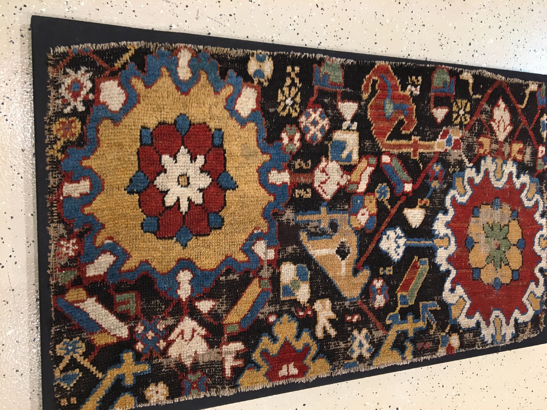 Detail a: Früher Kaukasischer "Blüten-Teppich" antik (Fragment), Kaukasus, um 1800, Wolle geknüpft auf Wolle. Fragment eines großen kaukasischen ...