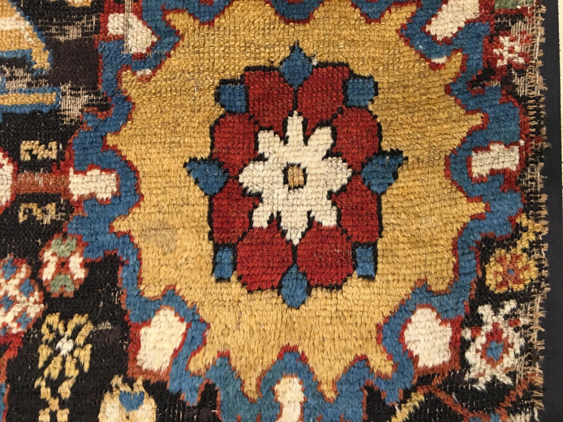 Detail b: Früher Kaukasischer "Blüten-Teppich" antik (Fragment), Kaukasus, um 1800, Wolle geknüpft auf Wolle. Fragment eines großen kaukasischen ...