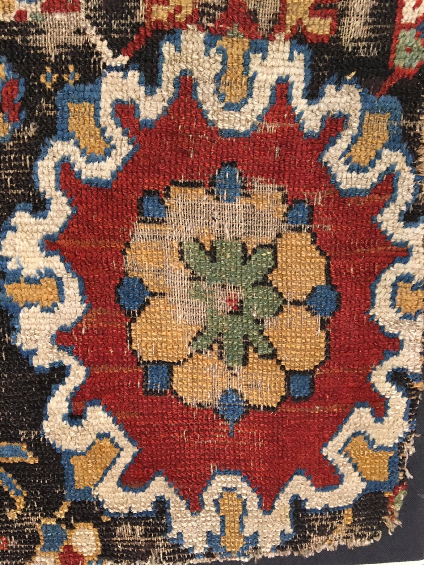 Detail c: Früher Kaukasischer "Blüten-Teppich" antik (Fragment), Kaukasus, um 1800, Wolle geknüpft auf Wolle. Fragment eines großen kaukasischen ...