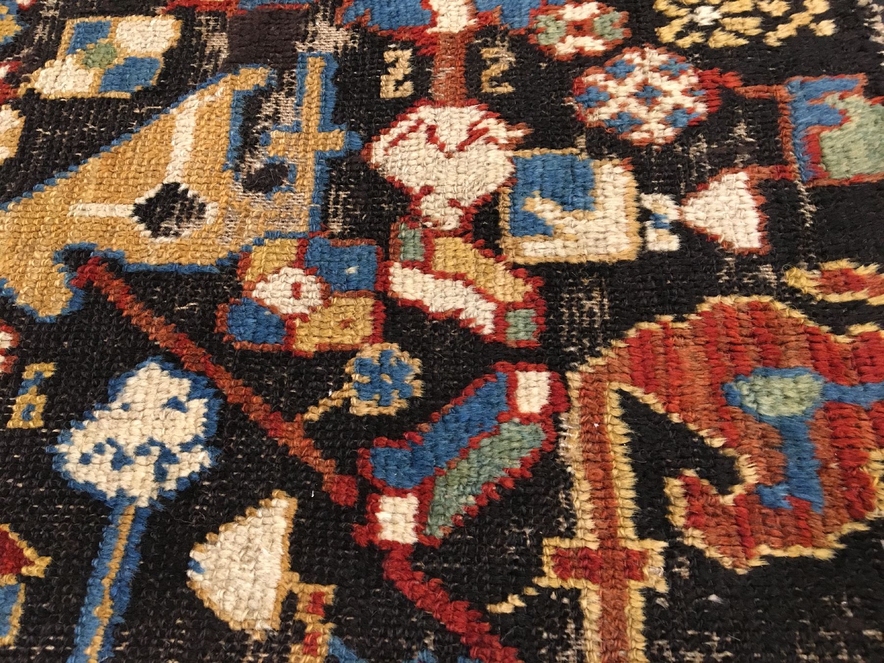Detail d: Früher Kaukasischer "Blüten-Teppich" antik (Fragment), Kaukasus, um 1800, Wolle geknüpft auf Wolle. Fragment eines großen kaukasischen ...