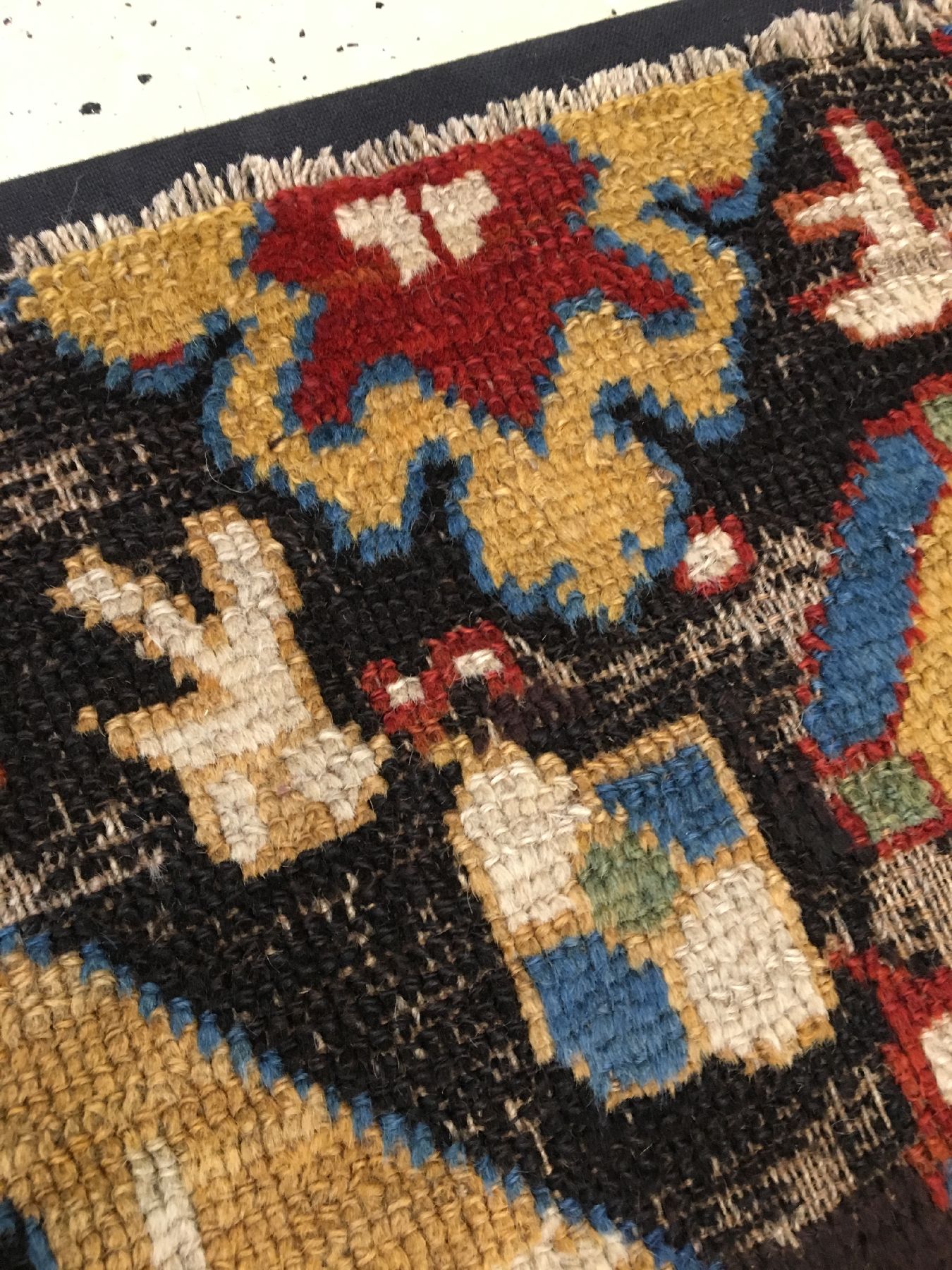 Detail e: Früher Kaukasischer "Blüten-Teppich" antik (Fragment), Kaukasus, um 1800, Wolle geknüpft auf Wolle. Fragment eines großen kaukasischen ...