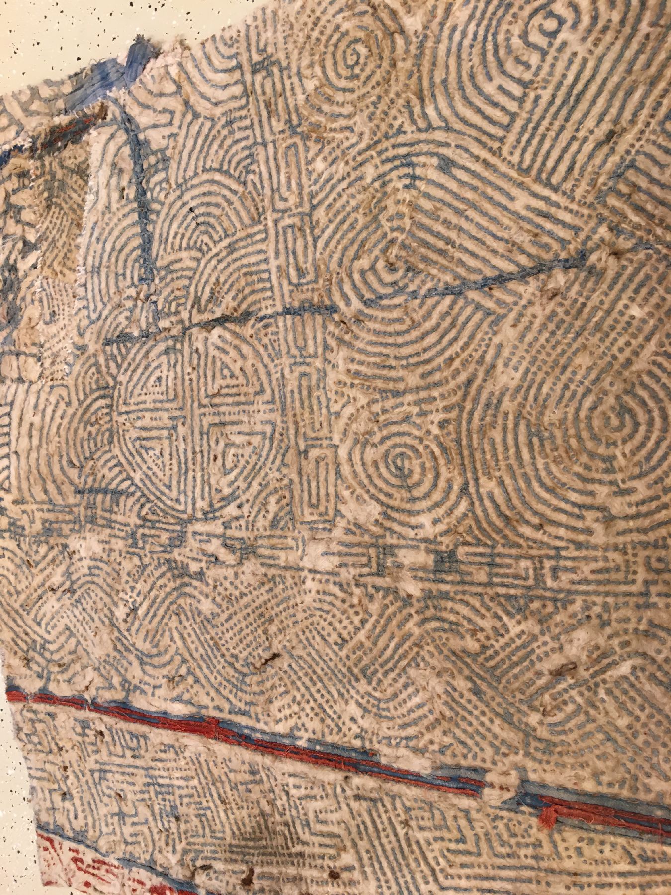 Detail b: Mongolischer "Filz-Sattel" antik, Mongolai, 19.Jhd., Filz. Gemusterte Vorderseite, ca. 148 x 100 cm, EHZ: 3 (Altersspuren). (Publiziert: ...