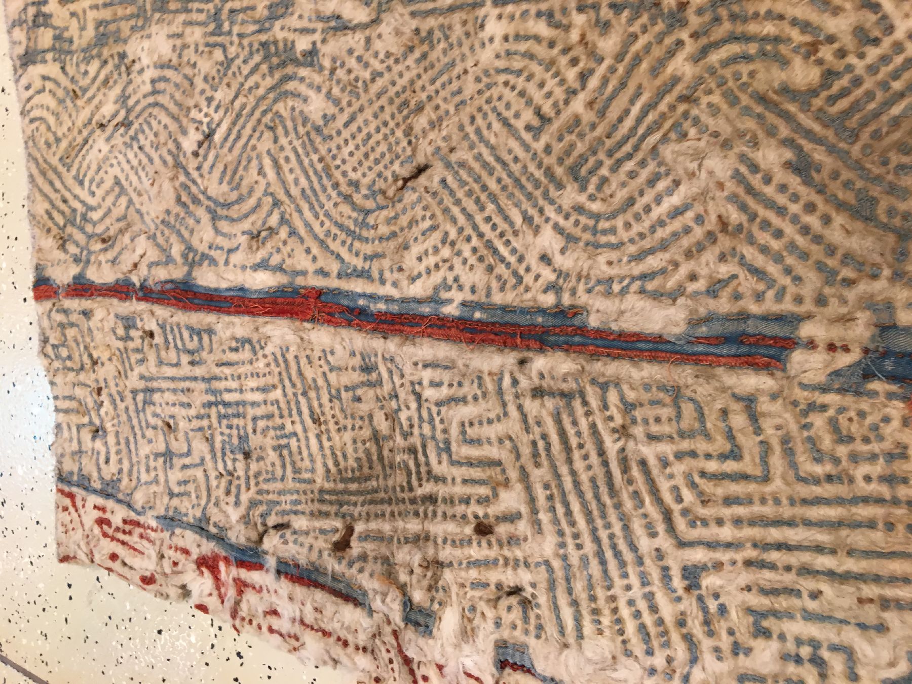 Detail e: Mongolischer "Filz-Sattel" antik, Mongolai, 19.Jhd., Filz. Gemusterte Vorderseite, ca. 148 x 100 cm, EHZ: 3 (Altersspuren). (Publiziert: ...