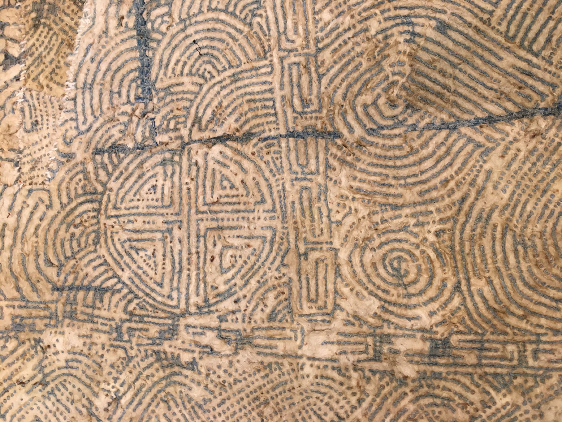 Detail f: Mongolischer "Filz-Sattel" antik, Mongolai, 19.Jhd., Filz. Gemusterte Vorderseite, ca. 148 x 100 cm, EHZ: 3 (Altersspuren). (Publiziert: ...